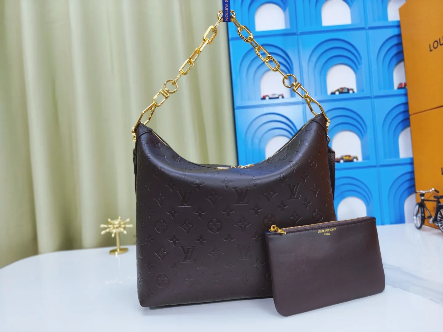 P260💰M12068 black M12072 brown M12071 apricot Louis Vuitton Lv Carryall new commuter bag is beautiful and practical. It can be worn as a crossbody or on one shoulder. The open zipper is very convenient for taking in and out of tablet computers. The design is smaller than Neverfull and has a linked shoulder strap. It is more playful than Graceful and has a complete upper body. It is the Lv family’s commuter bag with good looks.