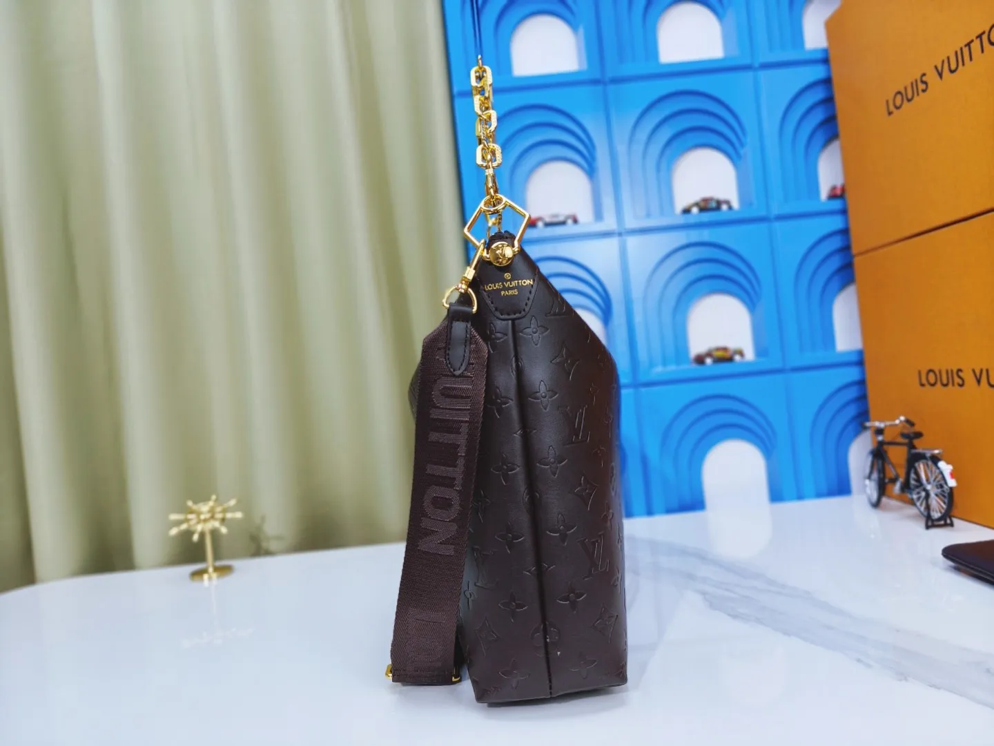 P260💰M12068 black M12072 brown M12071 apricot Louis Vuitton Lv Carryall new commuter bag is beautiful and practical. It can be worn as a crossbody or on one shoulder. The open zipper is very convenient for taking in and out of tablet computers. The design is smaller than Neverfull and has a linked shoulder strap. It is more playful than Graceful and has a complete upper body. It is the Lv family’s commuter bag with good looks.