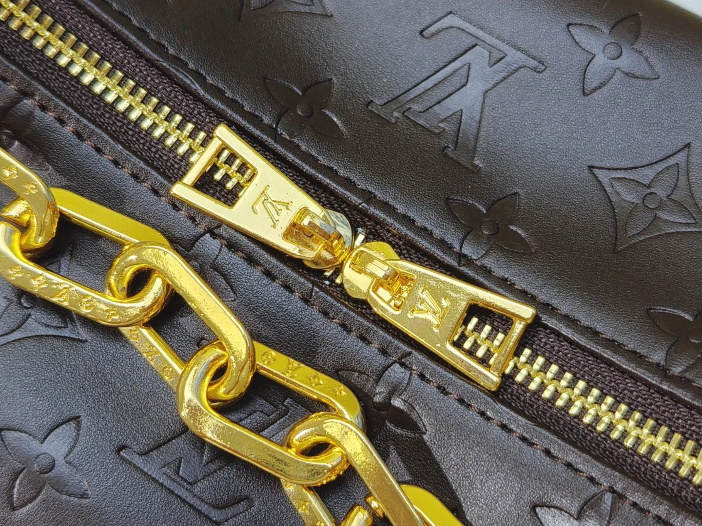 P260💰M12068 black M12072 brown M12071 apricot Louis Vuitton Lv Carryall new commuter bag is beautiful and practical. It can be worn as a crossbody or on one shoulder. The open zipper is very convenient for taking in and out of tablet computers. The design is smaller than Neverfull and has a linked shoulder strap. It is more playful than Graceful and has a complete upper body. It is the Lv family’s commuter bag with good looks.