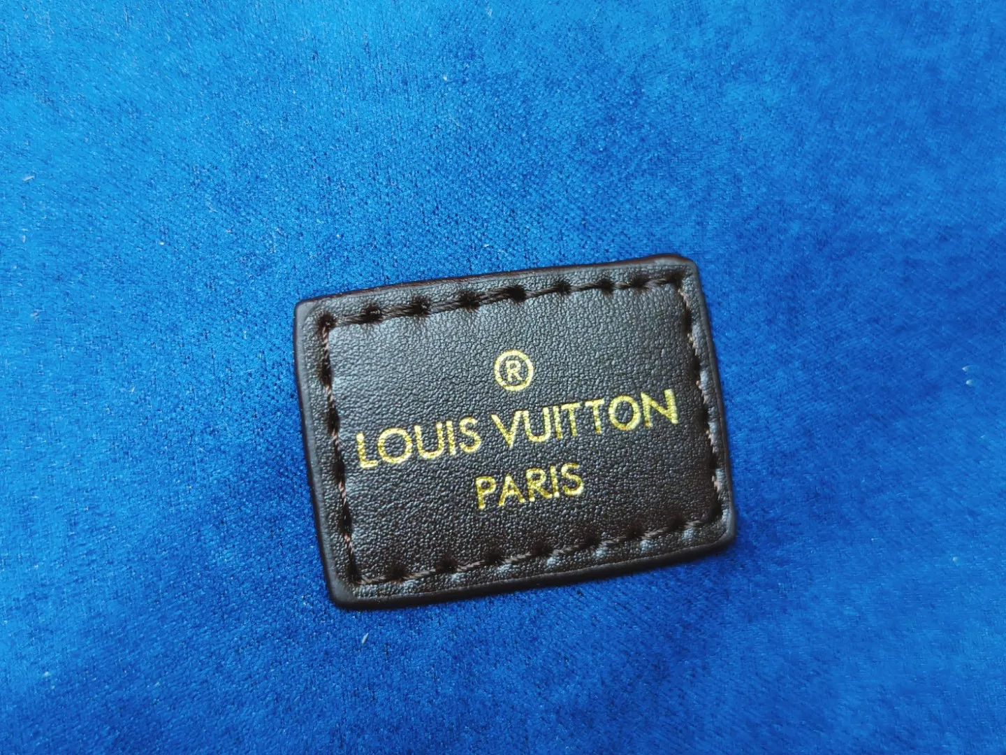 P260💰M12068 black M12072 brown M12071 apricot Louis Vuitton Lv Carryall new commuter bag is beautiful and practical. It can be worn as a crossbody or on one shoulder. The open zipper is very convenient for taking in and out of tablet computers. The design is smaller than Neverfull and has a linked shoulder strap. It is more playful than Graceful and has a complete upper body. It is the Lv family’s commuter bag with good looks.