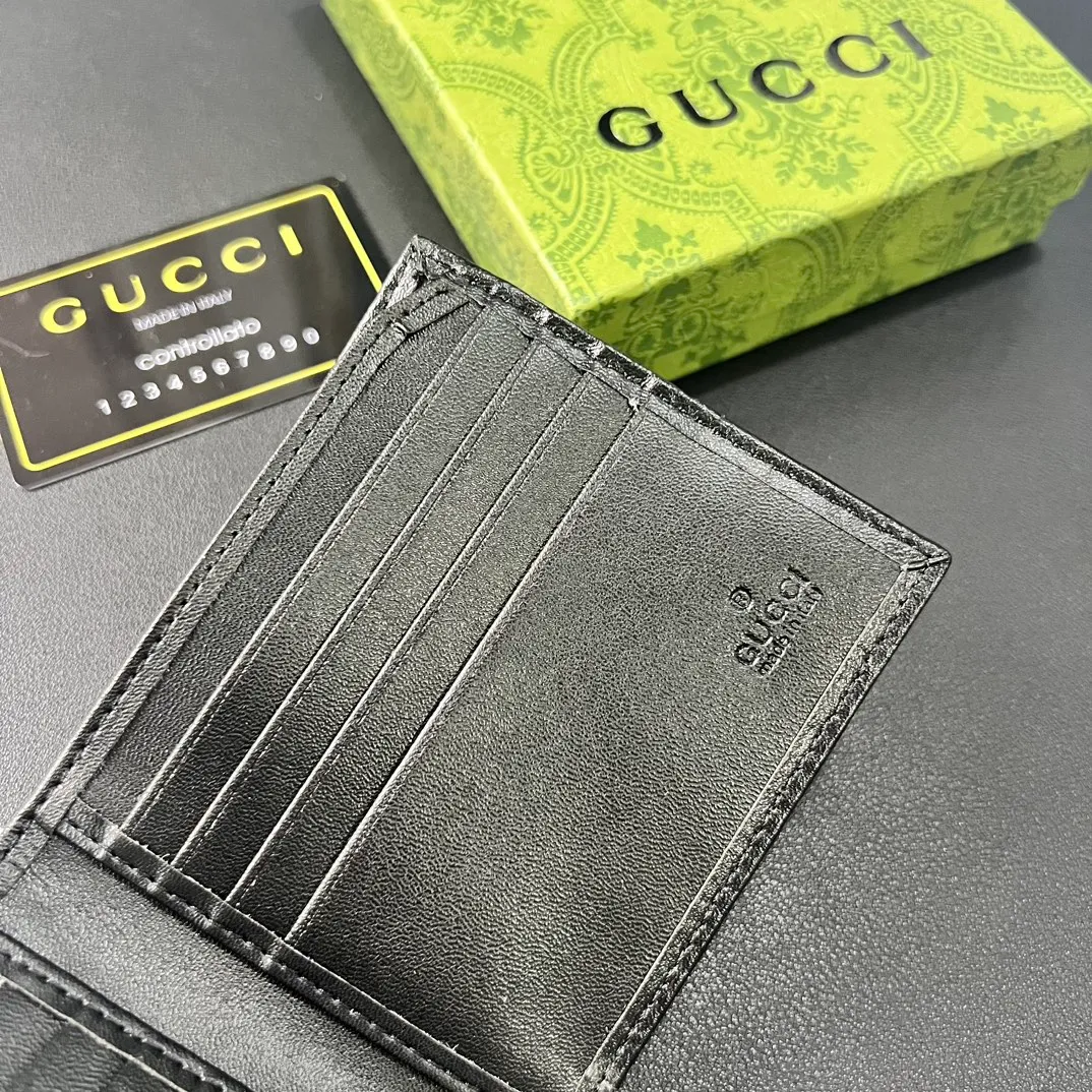 💰 120 💎Upgraded from the original version 🇮🇹 This simple and slim wallet is made of black gg supreme canvas material, decorated with tonal leather piping and interlocking double G logo, highlighting the charm of classic design. Black ggsupreme canvas, environmentally friendly material. Black leather trim. Viscose lining. Oval interlocking G leather plaque. Eight card compartments, two bill compartments. Size: 11*9cm. Model: 671652.