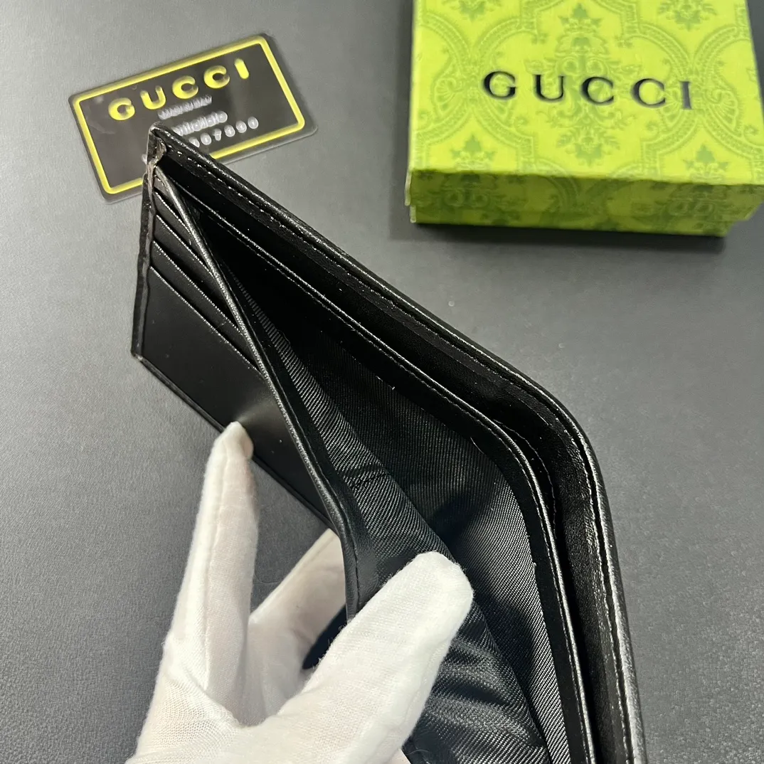 💰 120 💎Upgraded from the original version 🇮🇹 This simple and slim wallet is made of black gg supreme canvas material, decorated with tonal leather piping and interlocking double G logo, highlighting the charm of classic design. Black ggsupreme canvas, environmentally friendly material. Black leather trim. Viscose lining. Oval interlocking G leather plaque. Eight card compartments, two bill compartments. Size: 11*9cm. Model: 671652.