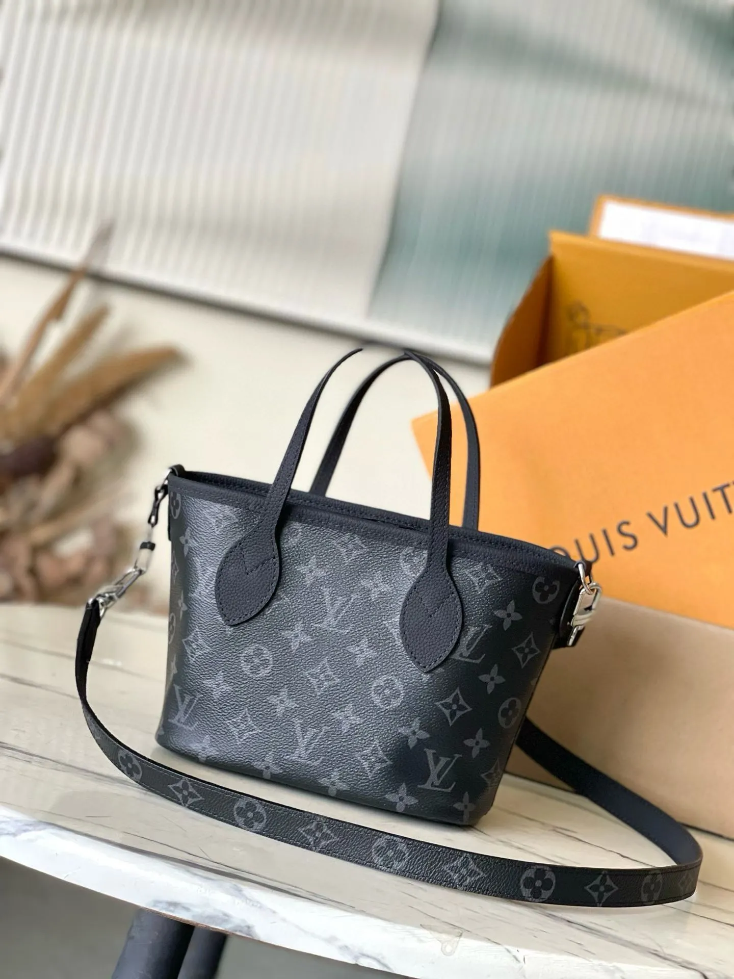 💰900 (top-grain leather) Top-quality original M15210 Neverfull Bandouliere Inside Out BB handbag is a double-sided version of the classic design this season, with the front and back decorated with iconic Monogram canvas and grained leather. The removable zipper bag can be used alone or hung externally. The detachable shoulder strap makes it easy to wear cross-body, and the dazzling metal hardware adds a sophisticated detail. Dimensions: 24 × 14 × 9 cm