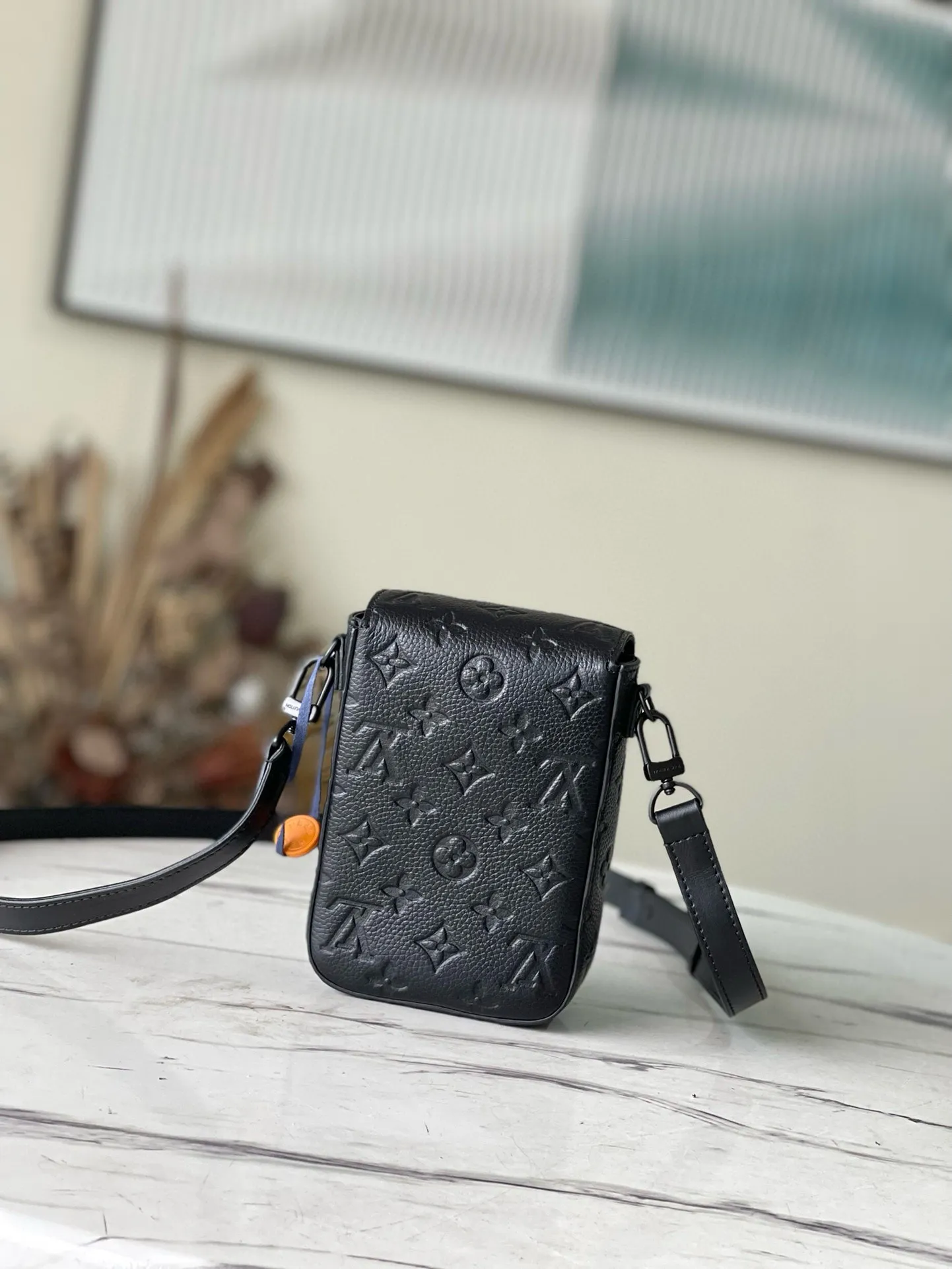 💰780 (top-grain leather) top-quality original M81524 full leather. The new S-Lock Vertical Wearable wallet embosses the iconic Monogram pattern on elegant Taurillon leather, and then uses a magnetic buckle to open and close to recall the traditional hard case lock design. The compact structure can also accommodate daily needs, making it easy to carry personal items with you and making a fashion statement. Dimensions: 12 x 19 x 7 cm
