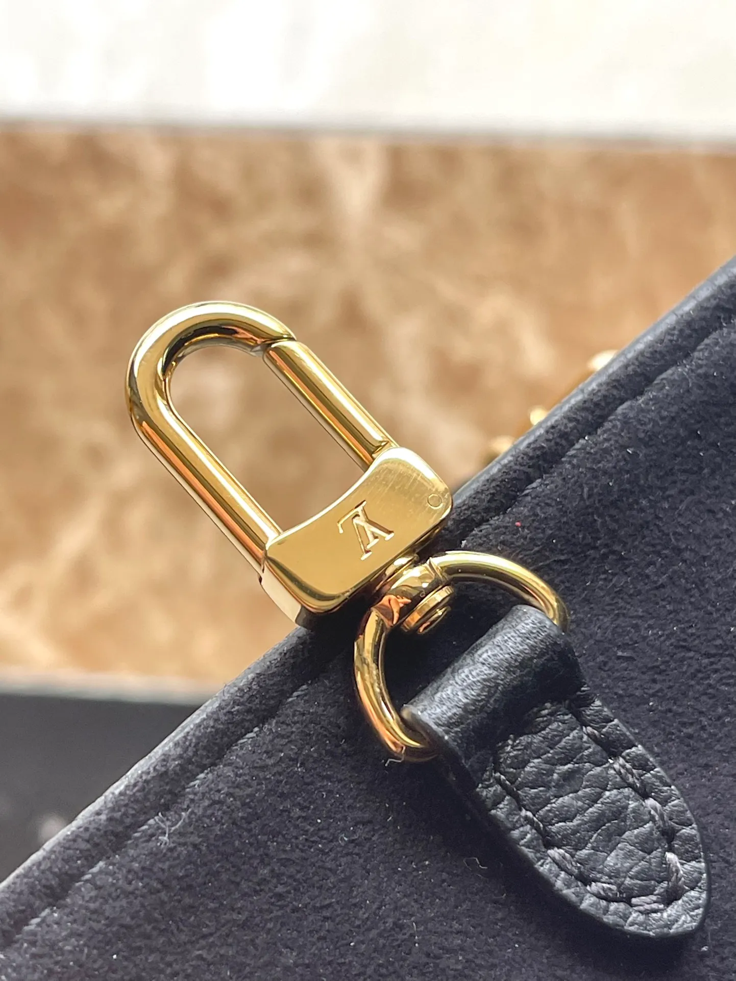 💰960 (top layer leather) top original order M46993. Support counter inspection. Photos taken of duty-free goods are consistent with the product without unpacking. This product is an exclusive duty-free product in the market and is the highest-end product. Inspection is supported. This product has passed strict inspection and is flawless. Please wear gloves when touching the product. This product is not returnable or exchangeable. Please confirm the product first and then remove the label on the handle. This product is temporarily not open to the public, only regular customers, and is in short supply. Dimensions: 18 x 15 x 8.5 cm