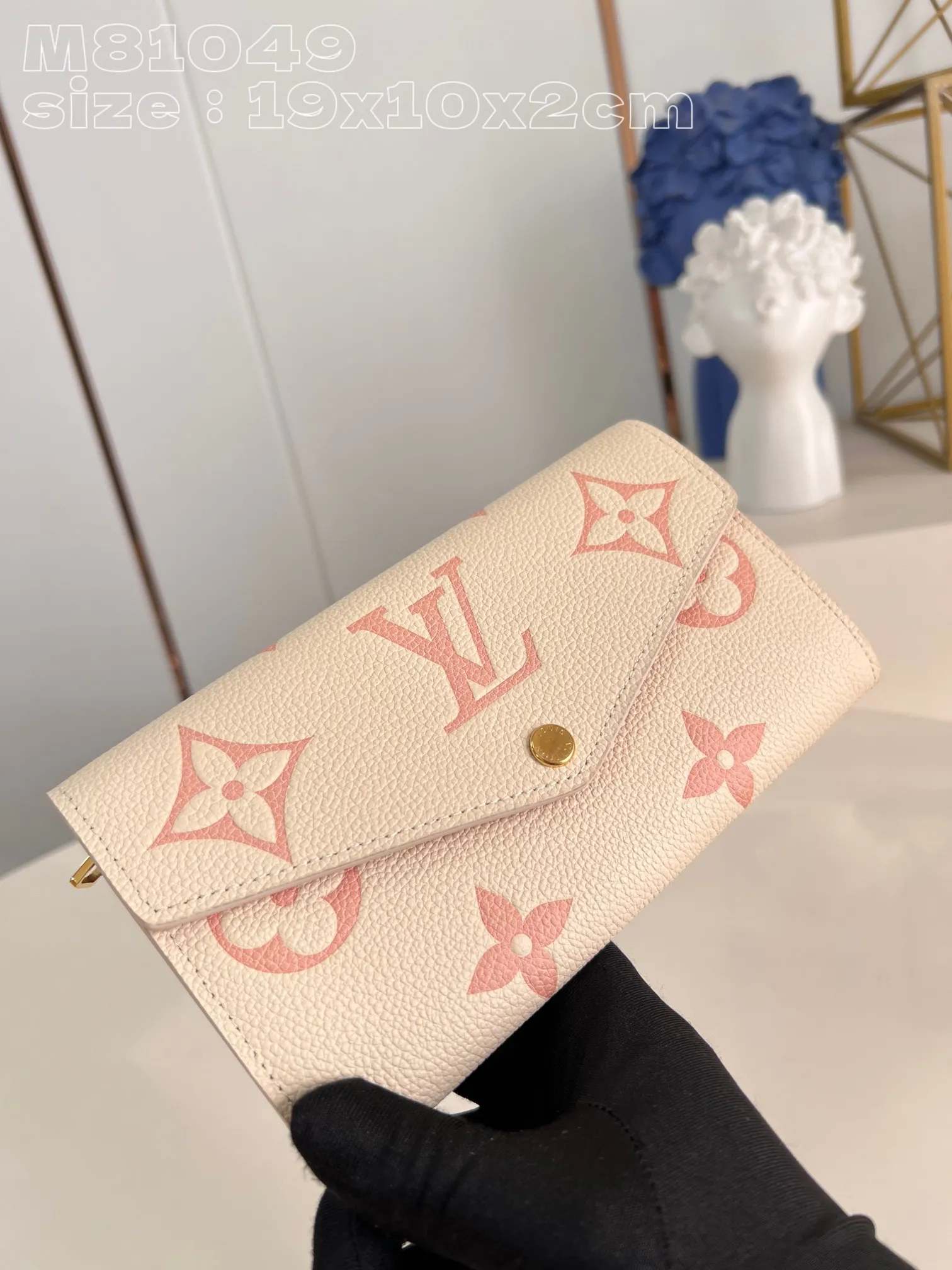 💰160 💎Upgraded from the original version🇫🇷 This Sarah wallet is made of soft Monogram Empreinte grained cow leather embossed with the classic Monogram pattern, with an envelope-style flap to open the credit card compartment and zippered coin pocket. Model: 81049 Chocolate. Dimensions: 19 x 10.5 x 2 cm (length x height x width)