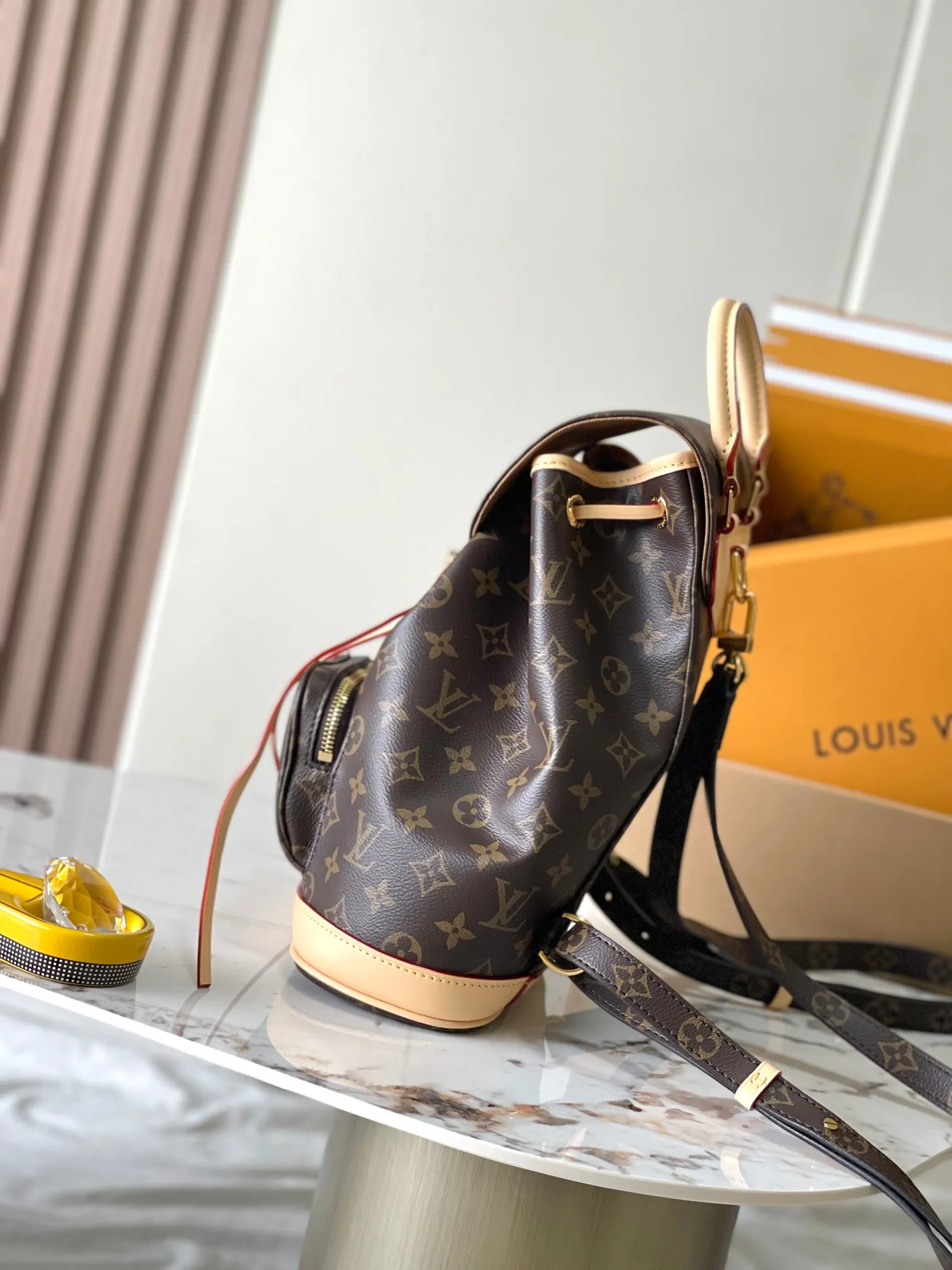 p1960 [Special grade MB original leather] Montsouris Mini presbyopic backpack Model: M11198 presbyopic dynamic chip Material: A-grade all-steel hardware, imported original fabric Packaging: full set of original duty-free MB packaging Size: 28*30*18CM