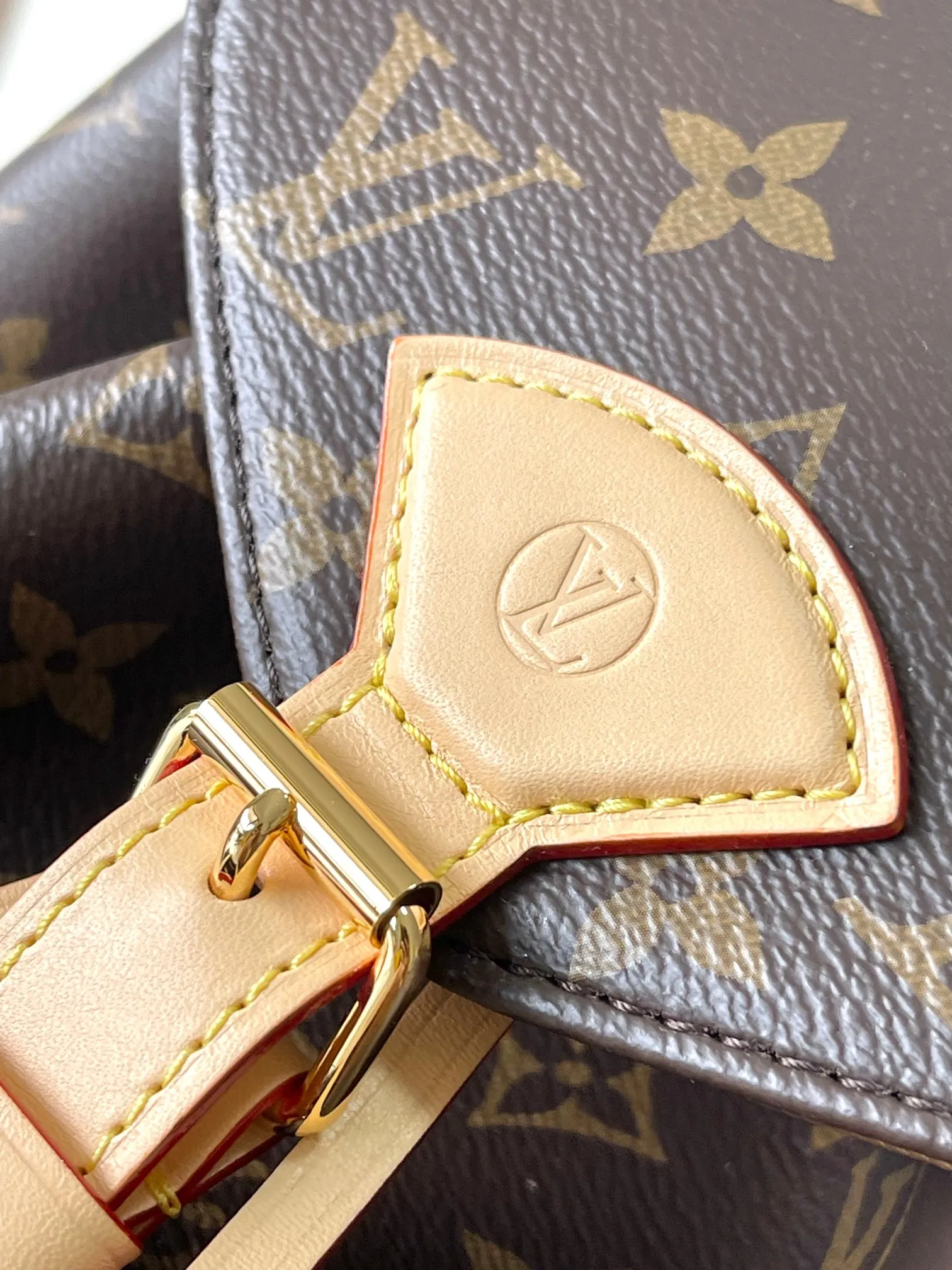 p1960 [Special grade MB original leather] Montsouris Mini presbyopic backpack Model: M11198 presbyopic dynamic chip Material: A-grade all-steel hardware, imported original fabric Packaging: full set of original duty-free MB packaging Size: 28*30*18CM