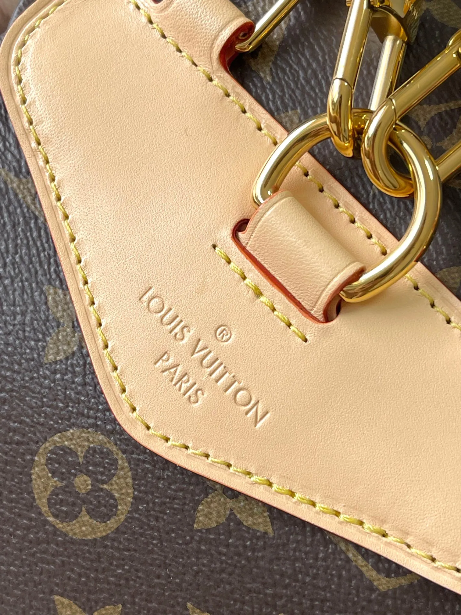 p1960 [Special grade MB original leather] Montsouris Mini presbyopic backpack Model: M11198 presbyopic dynamic chip Material: A-grade all-steel hardware, imported original fabric Packaging: full set of original duty-free MB packaging Size: 28*30*18CM