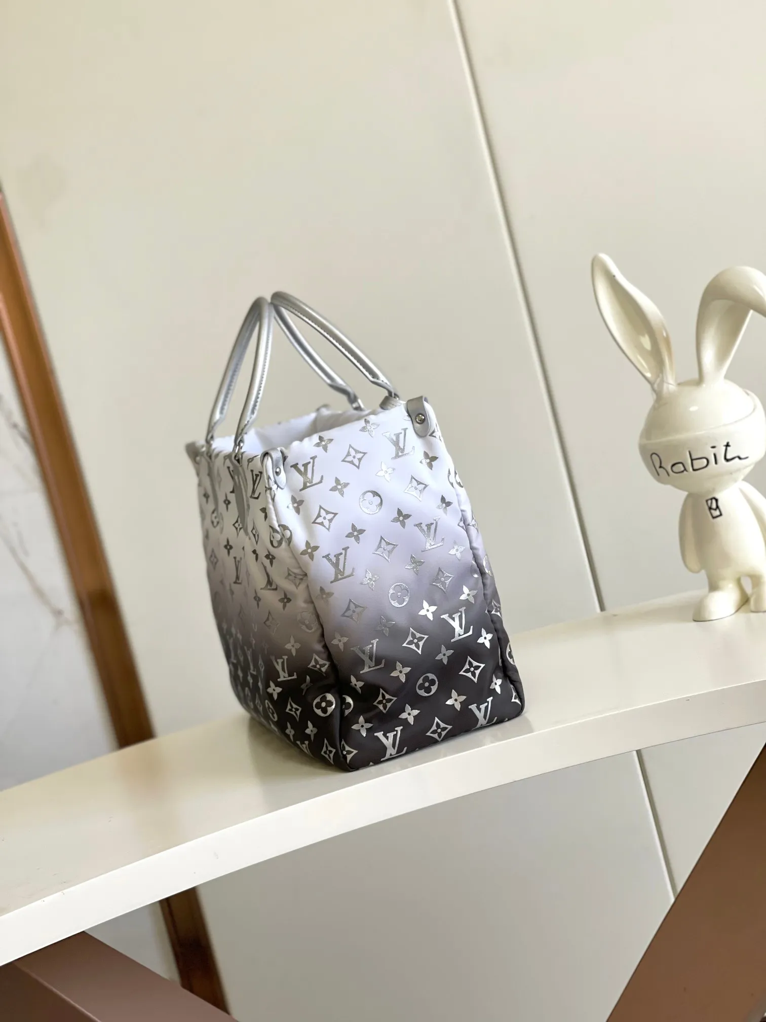 💰1180 top original single dynamic chip M11847 silver This OnTheGo medium handbag is from the LV Snow series. It uses new Monogram nylon to display a gradient effect silk screen pattern, with bright metal parts and floral decoration, making it a good choice for mountaineering and urban travel. The spacious design can accommodate a 13-inch laptop, and you can switch the carrying mode at will.  27 cm