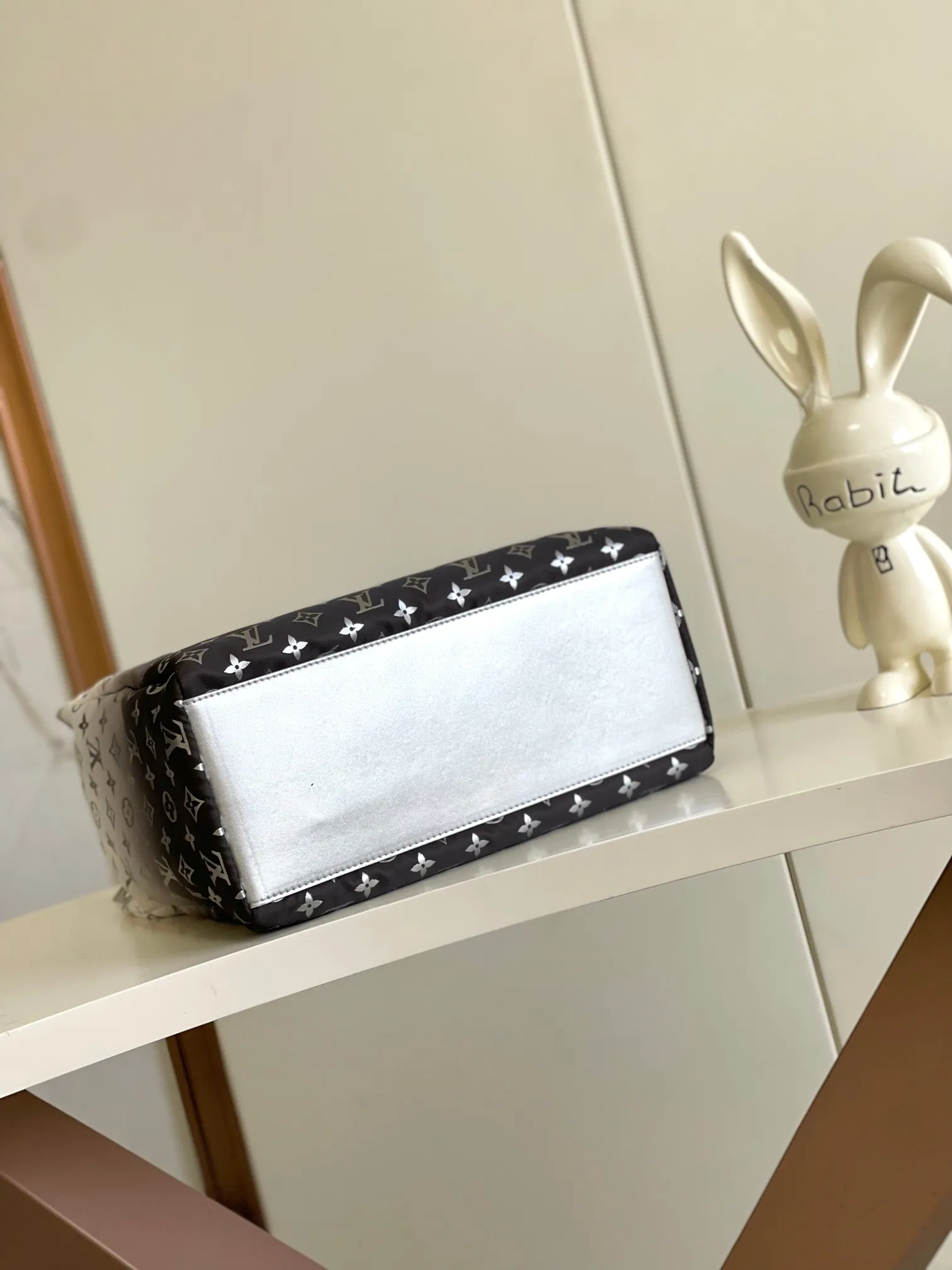💰1180 top original single dynamic chip M11847 silver This OnTheGo medium handbag is from the LV Snow series. It uses new Monogram nylon to display a gradient effect silk screen pattern, with bright metal parts and floral decoration, making it a good choice for mountaineering and urban travel. The spacious design can accommodate a 13-inch laptop, and you can switch the carrying mode at will.  27 cm
