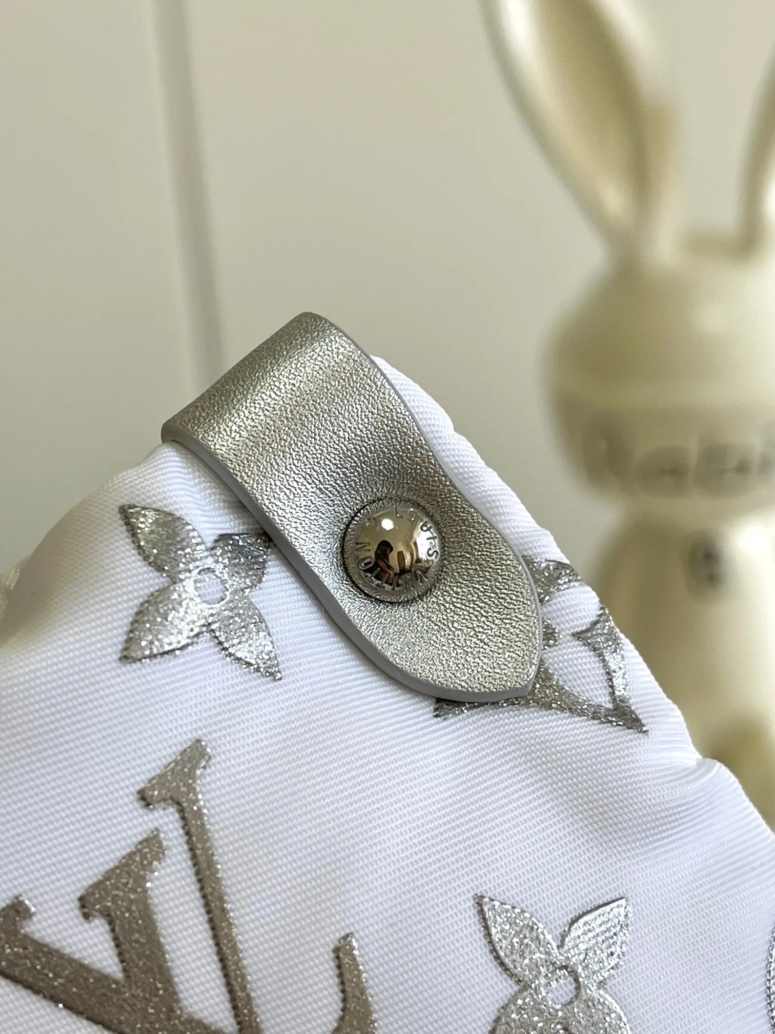 💰1180 top original single dynamic chip M11847 silver This OnTheGo medium handbag is from the LV Snow series. It uses new Monogram nylon to display a gradient effect silk screen pattern, with bright metal parts and floral decoration, making it a good choice for mountaineering and urban travel. The spacious design can accommodate a 13-inch laptop, and you can switch the carrying mode at will.  27 cm