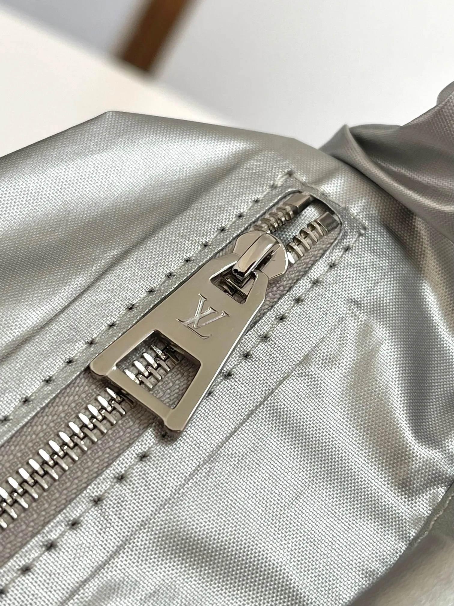 💰1180 top original single dynamic chip M11847 silver This OnTheGo medium handbag is from the LV Snow series. It uses new Monogram nylon to display a gradient effect silk screen pattern, with bright metal parts and floral decoration, making it a good choice for mountaineering and urban travel. The spacious design can accommodate a 13-inch laptop, and you can switch the carrying mode at will.  27 cm