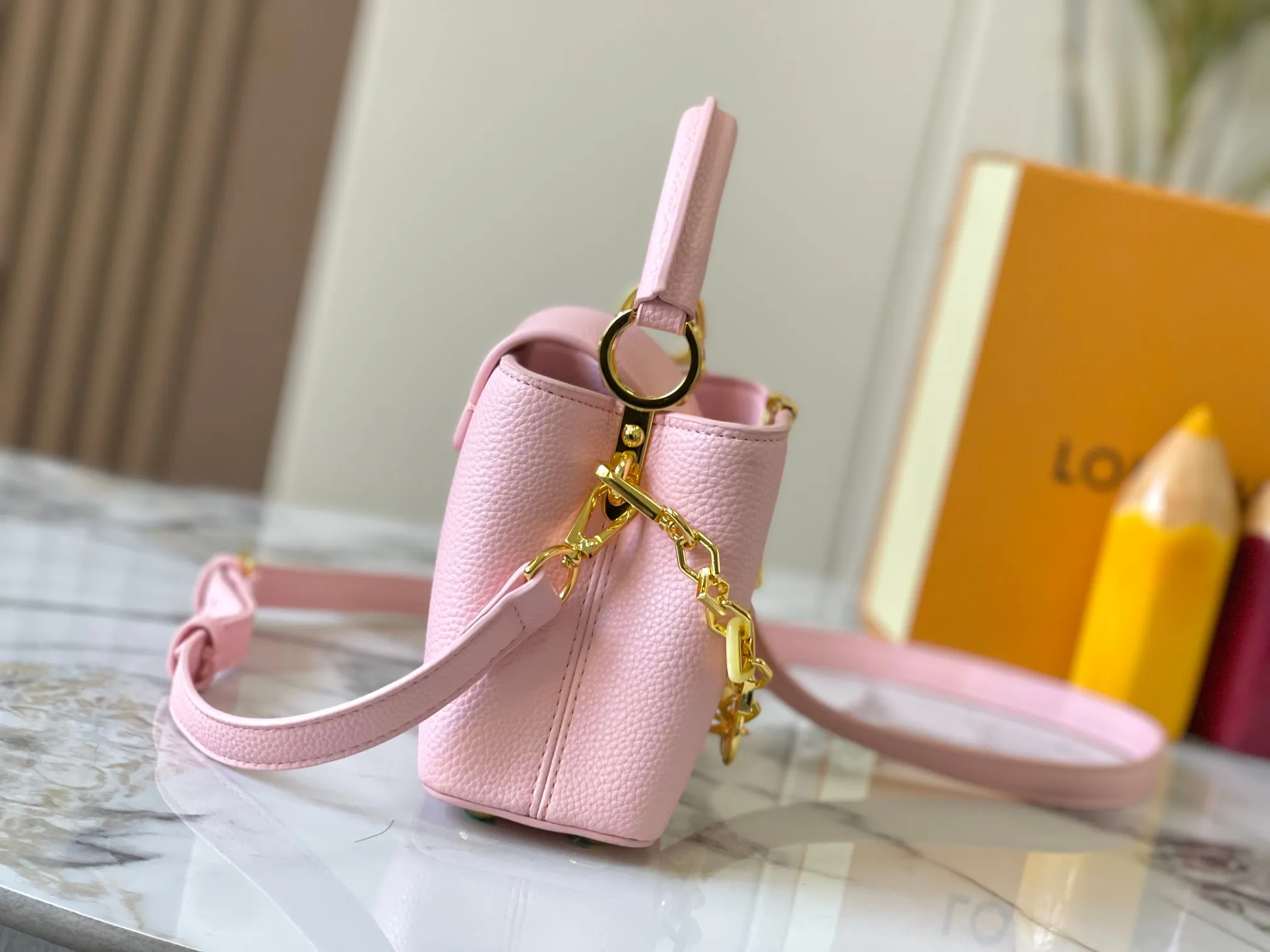 p460 [Guangzhou top quality original] M14970 pink Capucines mini series is named after the Paris street where Louis Vuitton first opened its store in 1854. This time it is added to the Harmony series through a mini version design. Taurillon cow leather creates a classic structure, and the decorative chain gives the Monogram floral jewelry texture. There is plenty of space to store daily necessities such as short wallets, keys, and lipstick. Size:21×14×8cm