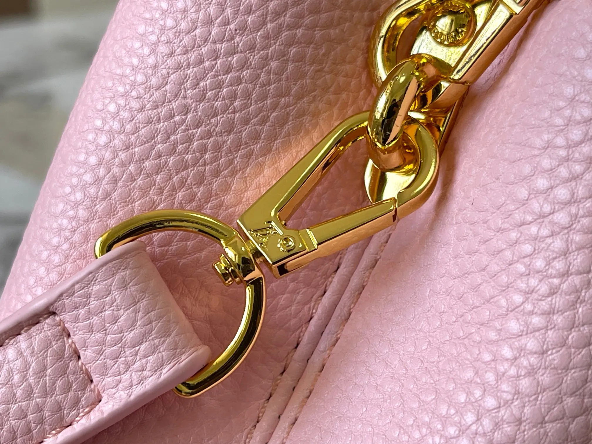 p460 [Guangzhou top quality original] M14970 pink Capucines mini series is named after the Paris street where Louis Vuitton first opened its store in 1854. This time it is added to the Harmony series through a mini version design. Taurillon cow leather creates a classic structure, and the decorative chain gives the Monogram floral jewelry texture. There is plenty of space to store daily necessities such as short wallets, keys, and lipstick. Size:21×14×8cm
