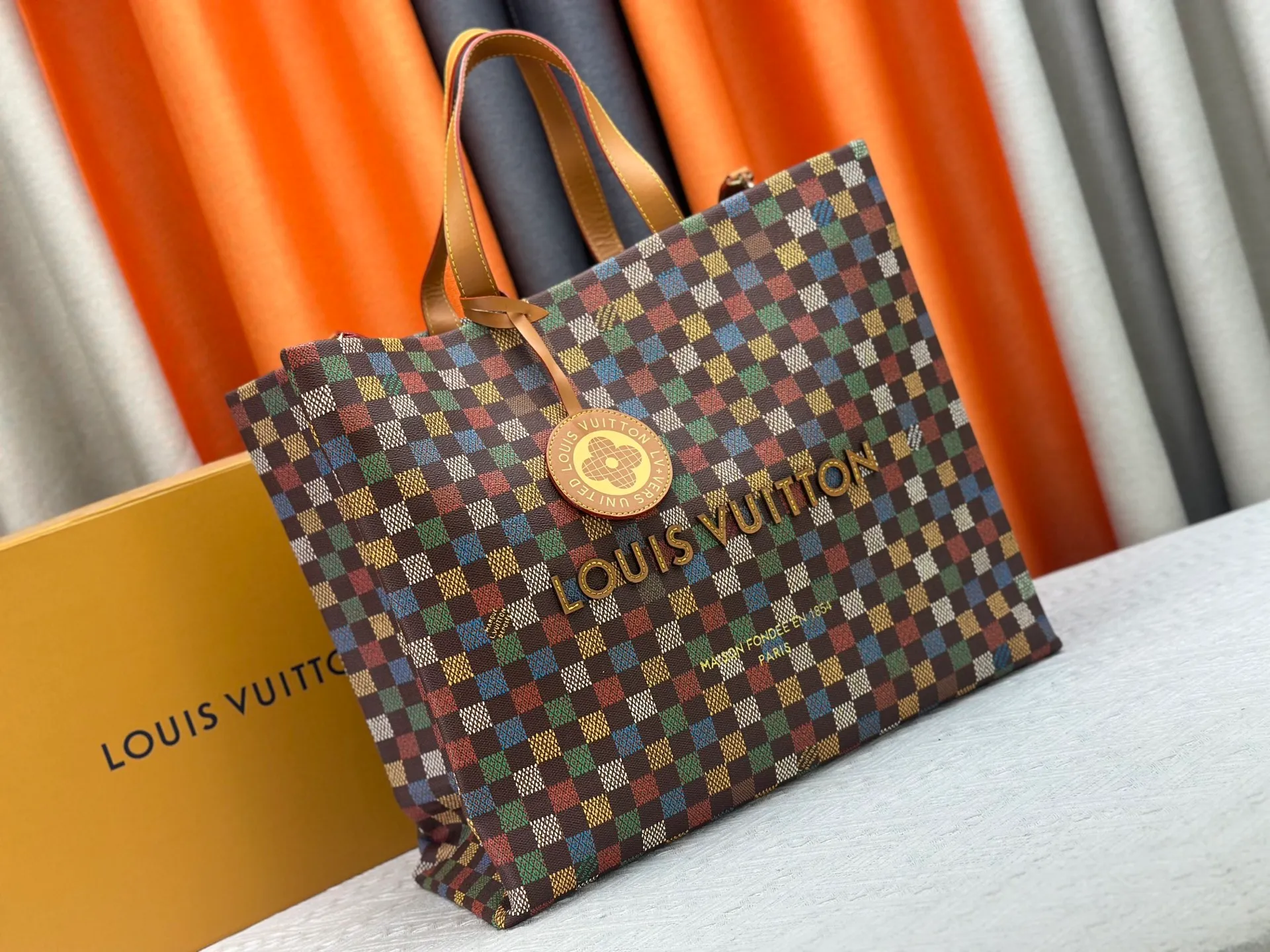 P300 M24457 Black Check Presbyopia Plaid Purple Grass Green Pink Black Orange Blue Green Gray Presbyopia Plaid Black Crocodile Pattern Orange Crocodile Pattern 13 Colors ✔️ This Shopper medium handbag draws inspiration from Louis Vuitton shopping bags, with the words Louis Vuitton and Maison Fondée En 1854 written on soft cow leather, with top handles and detachable shoulder straps. Dimensions: 42x34x16cm