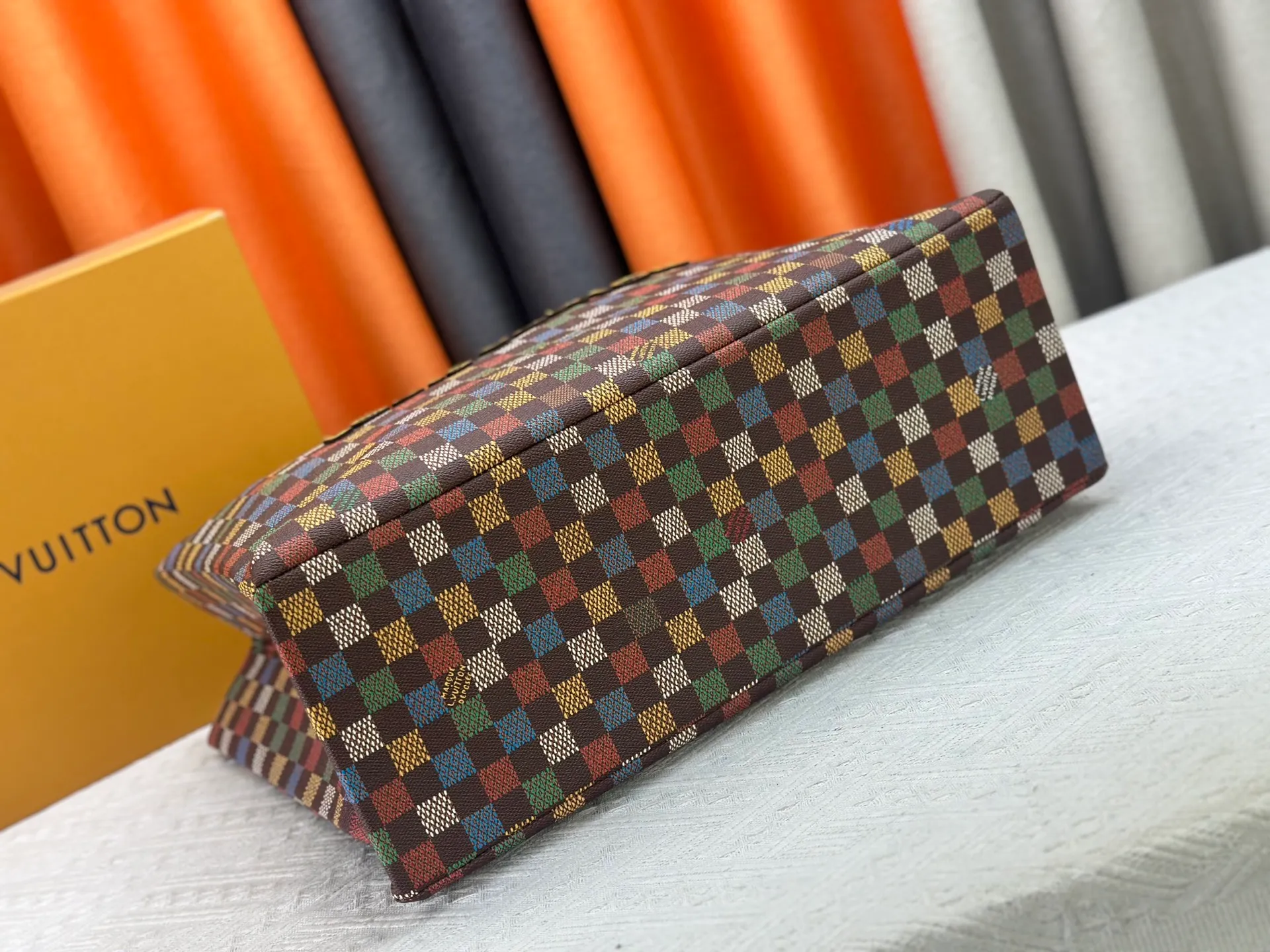 P300 M24457 Black Check Presbyopia Plaid Purple Grass Green Pink Black Orange Blue Green Gray Presbyopia Plaid Black Crocodile Pattern Orange Crocodile Pattern 13 Colors ✔️ This Shopper medium handbag draws inspiration from Louis Vuitton shopping bags, with the words Louis Vuitton and Maison Fondée En 1854 written on soft cow leather, with top handles and detachable shoulder straps. Dimensions: 42x34x16cm
