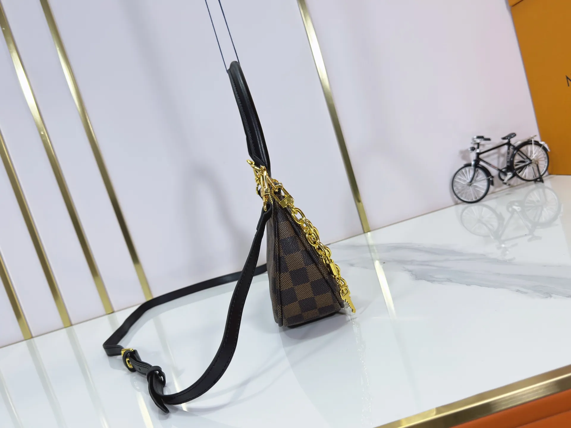 P240 Upgraded original M25223 This small Catchy handbag is made of canvas and trimmed with cow leather. It pays homage to the brand's heritage with the classic Monogram pattern, making it another smart choice. The neat structure makes it easy to carry your daily needs. The double-sided sliding straps make it easy to adjust the contours of the bag. The detachable metal chain complements the key-shaped decoration. Dimensions: 24.0 x 10.0 x 6.0 cm (length x height x width)