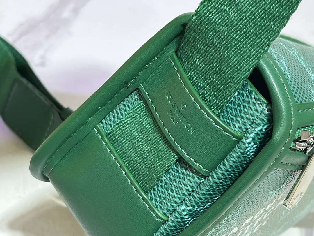 Batch 220💰Upgraded original M12599 black flower M12637 green flower This Bosphore mini handbag is named after the brand's retro Bosphore series in the 2000s. It is comfortable to carry with its simple lines and compact structure, and the detachable nameplate shows its classic feel. The adjustable fabric shoulder strap crosses the accordion loop and is a refined detail along with the zippered front pocket. Dimensions: 19x 12x 7 cm (length x height x width)