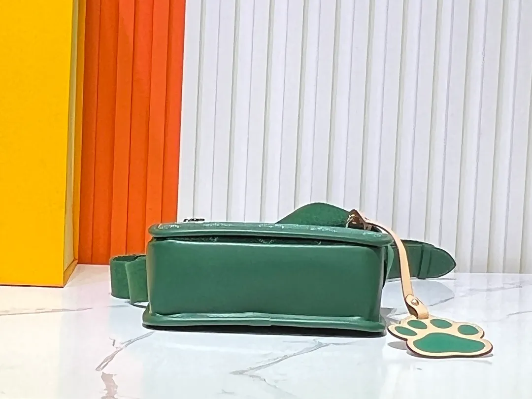 Batch 220💰Upgraded original M12599 black flower M12637 green flower This Bosphore mini handbag is named after the brand's retro Bosphore series in the 2000s. It is comfortable to carry with its simple lines and compact structure, and the detachable nameplate shows its classic feel. The adjustable fabric shoulder strap crosses the accordion loop and is a refined detail along with the zippered front pocket. Dimensions: 19x 12x 7 cm (length x height x width)