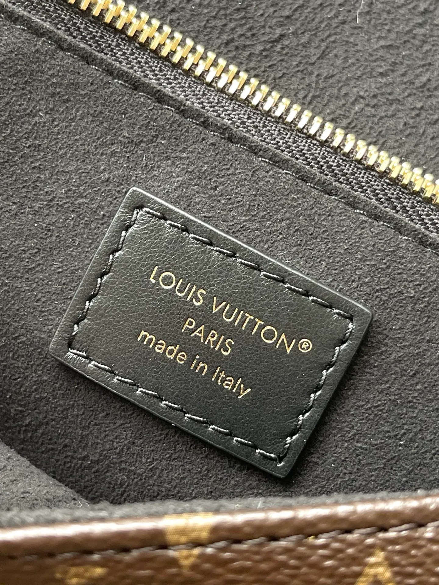 💰1060 (Steel Hardware) The top original M14526 Trunke handbag combines Monogram canvas and metal rivets, with metallic corners and iconic S-lock lock, highlighting the brand heritage with a retro luggage style. The internal space and zipper pockets make it easy to accommodate daily needs, and the sliding chain shoulder strap expands carrying options. Dimensions: 27 × 16 × 8 cm