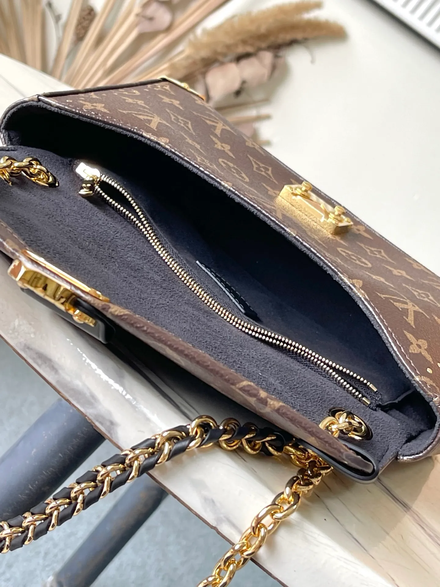 💰1060 (Steel Hardware) The top original M14526 Trunke handbag combines Monogram canvas and metal rivets, with metallic corners and iconic S-lock lock, highlighting the brand heritage with a retro luggage style. The internal space and zipper pockets make it easy to accommodate daily needs, and the sliding chain shoulder strap expands carrying options. Dimensions: 27 × 16 × 8 cm