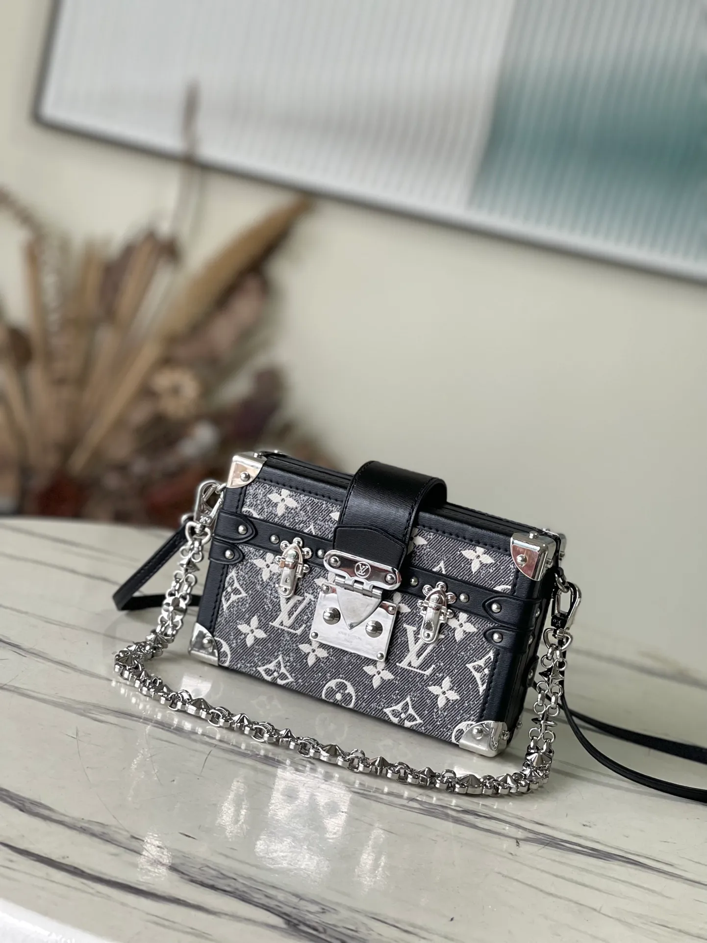 💰1200 (steel hardware) top original order M21462 This Petite Malle handbag is made of Monogram jacquard denim, showing the new season look of classic elements. The rough sand-washed texture highlights the rustic meaning. It contrasts sharply with the leather trim, the dazzling metal parts and the Gothic chain. Remove the leather shoulder strap and the small hard case will instantly transform into a clutch. Size: 20x12.5x6cm