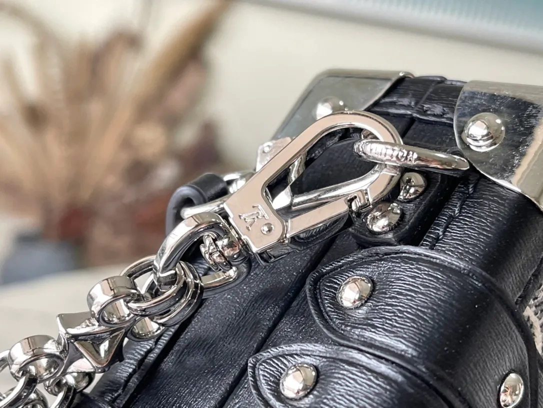💰1200 (steel hardware) top original order M21462 This Petite Malle handbag is made of Monogram jacquard denim, showing the new season look of classic elements. The rough sand-washed texture highlights the rustic meaning. It contrasts sharply with the leather trim, the dazzling metal parts and the Gothic chain. Remove the leather shoulder strap and the small hard case will instantly transform into a clutch. Size: 20x12.5x6cm