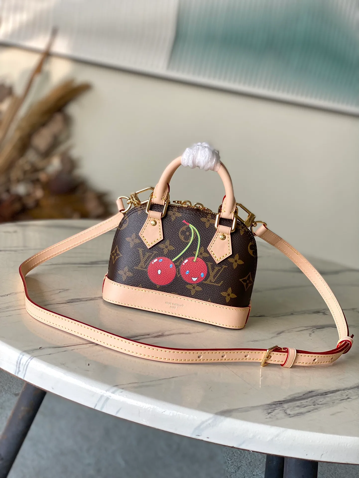 💰780 Top Original Order M13416 (82717 Cherry) This compact Nano Alma is embellished with the interesting cherry pattern of the replica Louis Vuitton x Murakami series, highlighting the playful style of the handbag. The handbag is made of Monogram coated canvas and trimmed with natural cowhide leather. It also features many classic brand elements, including top handles and a detachable shoulder strap with adjustable length, allowing it to be carried in a variety of ways. The bag is suitable for storing daily essentials, including a small wallet and a large smartphone.  18 x 12 x 8 cm (length x height x width)