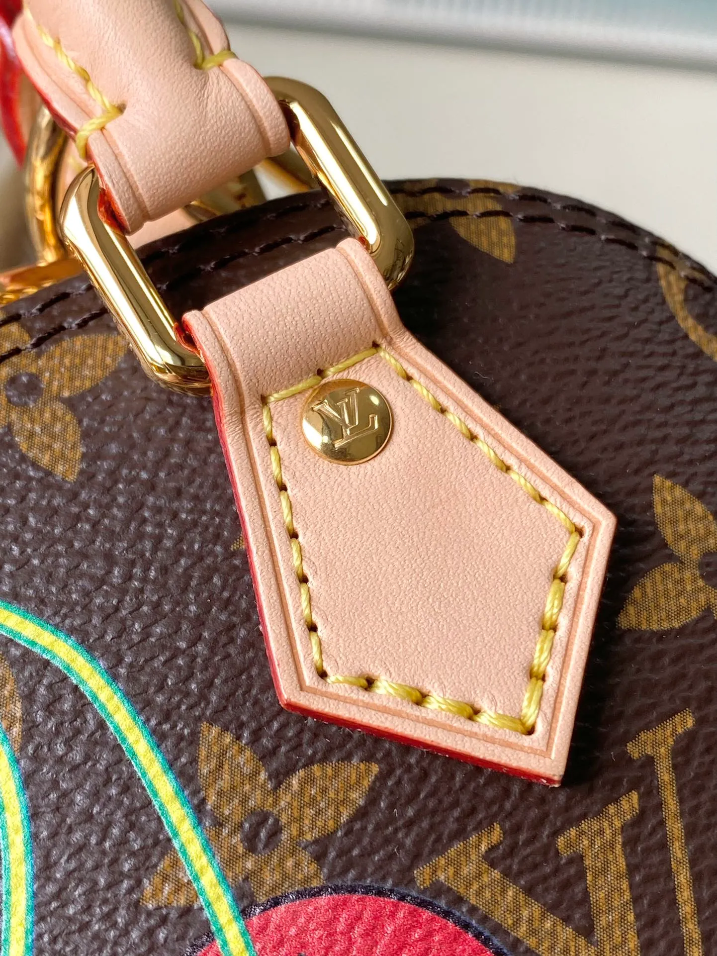 💰780 Top Original Order M13416 (82717 Cherry) This compact Nano Alma is embellished with the interesting cherry pattern of the replica Louis Vuitton x Murakami series, highlighting the playful style of the handbag. The handbag is made of Monogram coated canvas and trimmed with natural cowhide leather. It also features many classic brand elements, including top handles and a detachable shoulder strap with adjustable length, allowing it to be carried in a variety of ways. The bag is suitable for storing daily essentials, including a small wallet and a large smartphone.  18 x 12 x 8 cm (length x height x width)