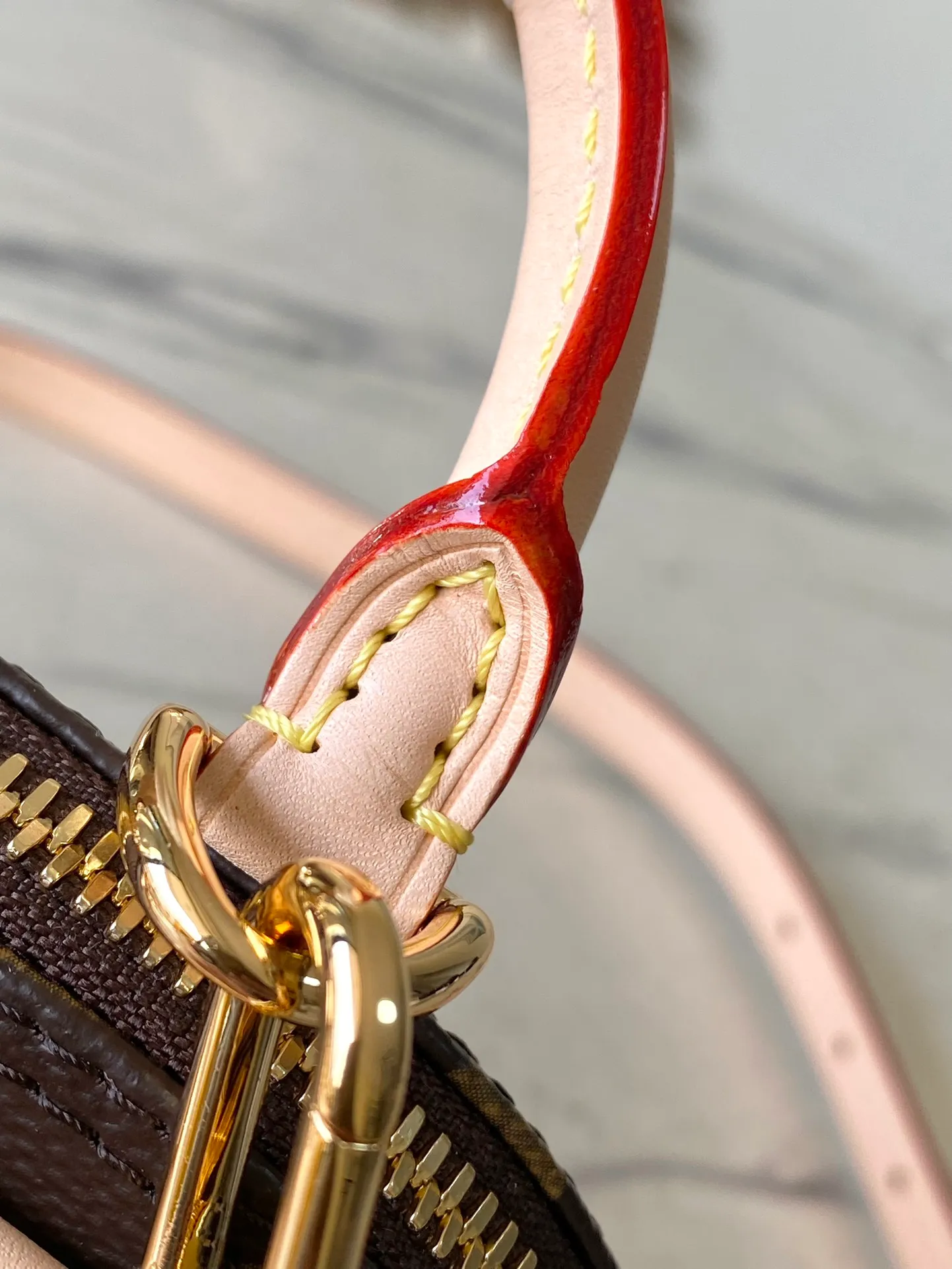 💰780 Top Original Order M13416 (82717 Cherry) This compact Nano Alma is embellished with the interesting cherry pattern of the replica Louis Vuitton x Murakami series, highlighting the playful style of the handbag. The handbag is made of Monogram coated canvas and trimmed with natural cowhide leather. It also features many classic brand elements, including top handles and a detachable shoulder strap with adjustable length, allowing it to be carried in a variety of ways. The bag is suitable for storing daily essentials, including a small wallet and a large smartphone.  18 x 12 x 8 cm (length x height x width)