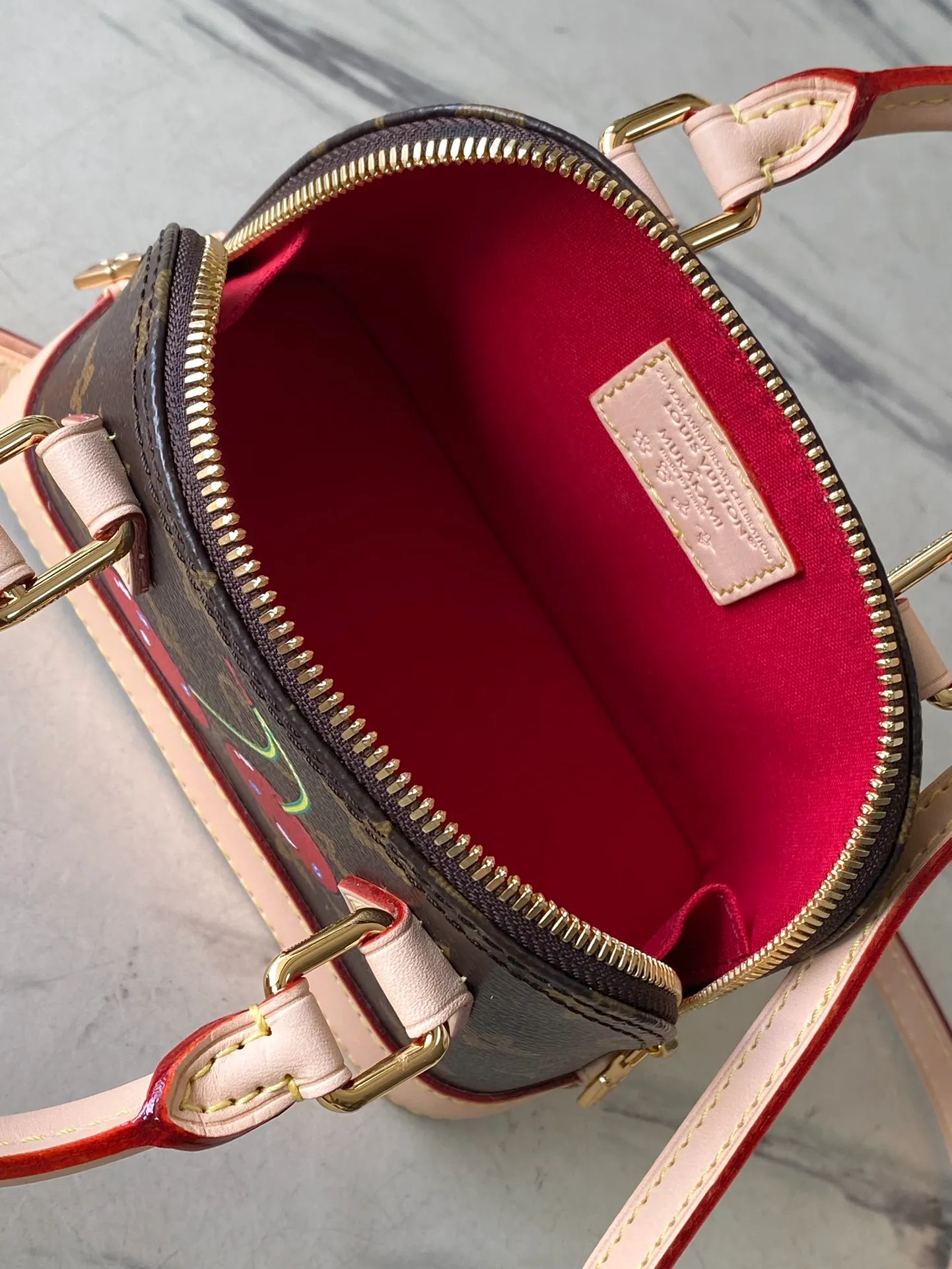 💰780 Top Original Order M13416 (82717 Cherry) This compact Nano Alma is embellished with the interesting cherry pattern of the replica Louis Vuitton x Murakami series, highlighting the playful style of the handbag. The handbag is made of Monogram coated canvas and trimmed with natural cowhide leather. It also features many classic brand elements, including top handles and a detachable shoulder strap with adjustable length, allowing it to be carried in a variety of ways. The bag is suitable for storing daily essentials, including a small wallet and a large smartphone.  18 x 12 x 8 cm (length x height x width)