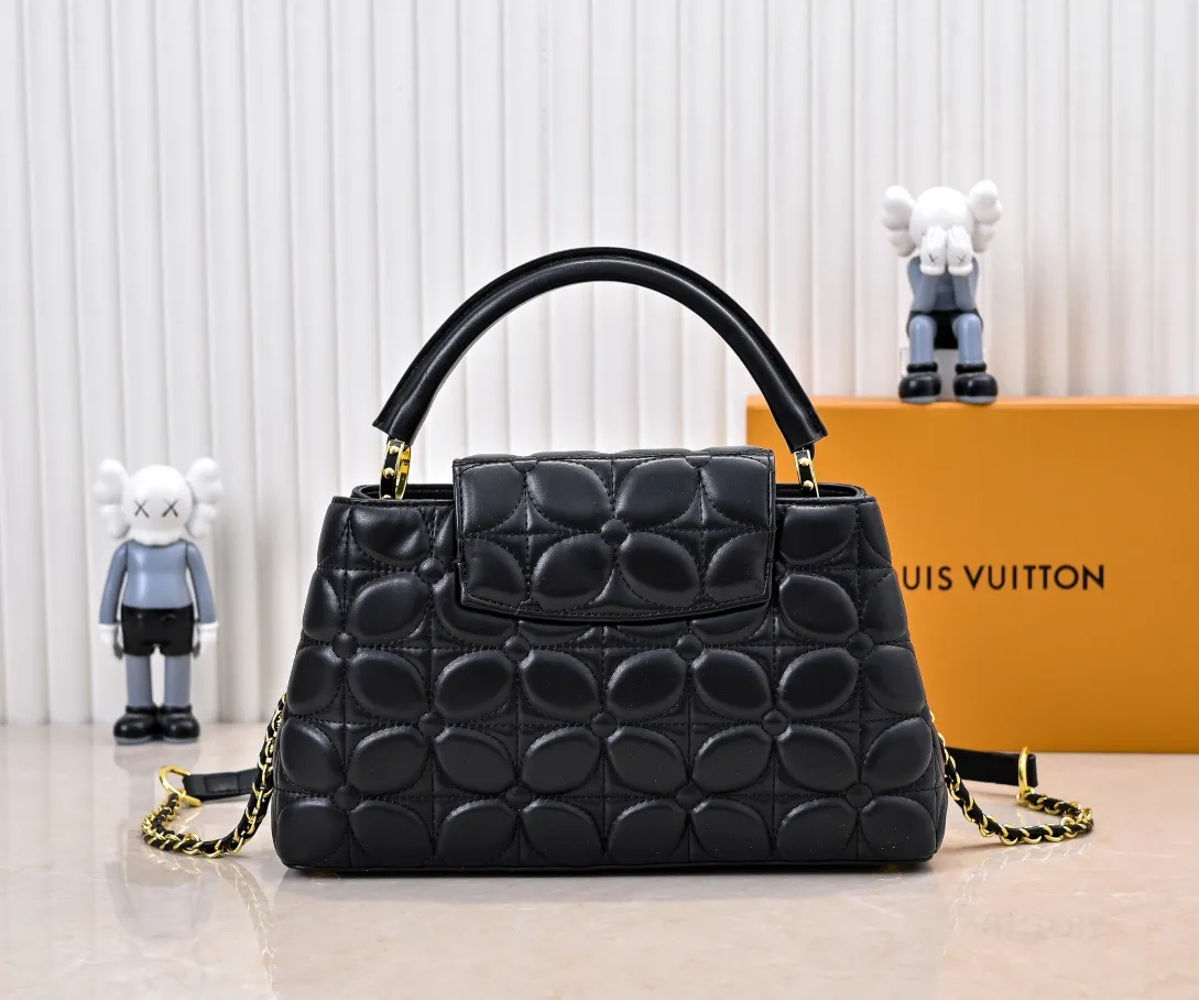 Upgraded version P440 M23999 Black This Monogram embroidered flower emerges from the elegant quilting, giving the Capucines BB handbag the style of Louis Vuitton store decoration. Soft sheepskin creates a stable structure and trim, and the detachable shoulder strap allows for comfortable shoulder or cross-body wear. Dimensions: 33 x 19 x 9 cm