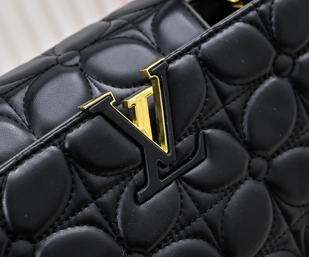 Upgraded version P440 M23999 Black This Monogram embroidered flower emerges from the elegant quilting, giving the Capucines BB handbag the style of Louis Vuitton store decoration. Soft sheepskin creates a stable structure and trim, and the detachable shoulder strap allows for comfortable shoulder or cross-body wear. Dimensions: 33 x 19 x 9 cm