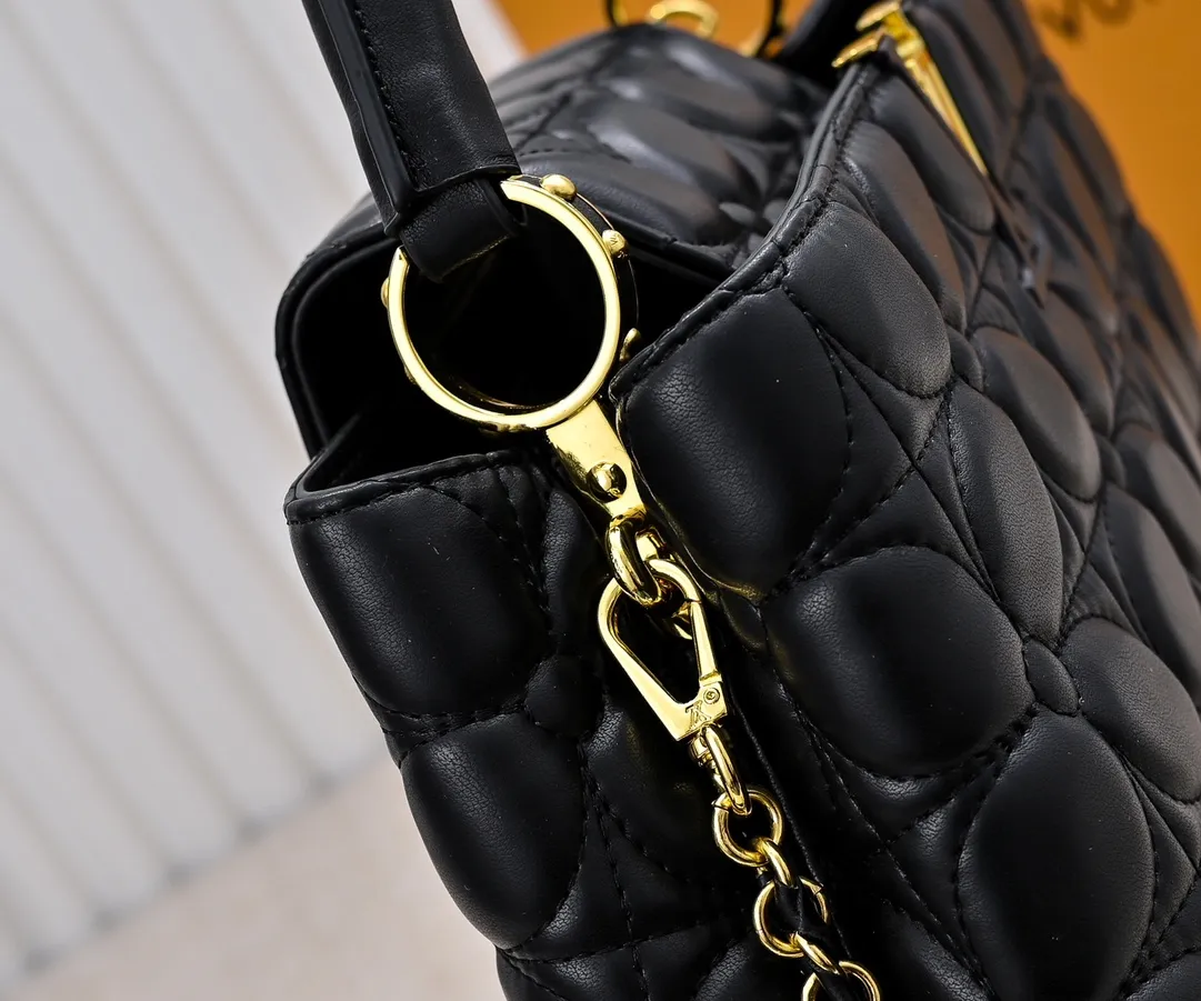 Upgraded version P440 M23999 Black This Monogram embroidered flower emerges from the elegant quilting, giving the Capucines BB handbag the style of Louis Vuitton store decoration. Soft sheepskin creates a stable structure and trim, and the detachable shoulder strap allows for comfortable shoulder or cross-body wear. Dimensions: 33 x 19 x 9 cm