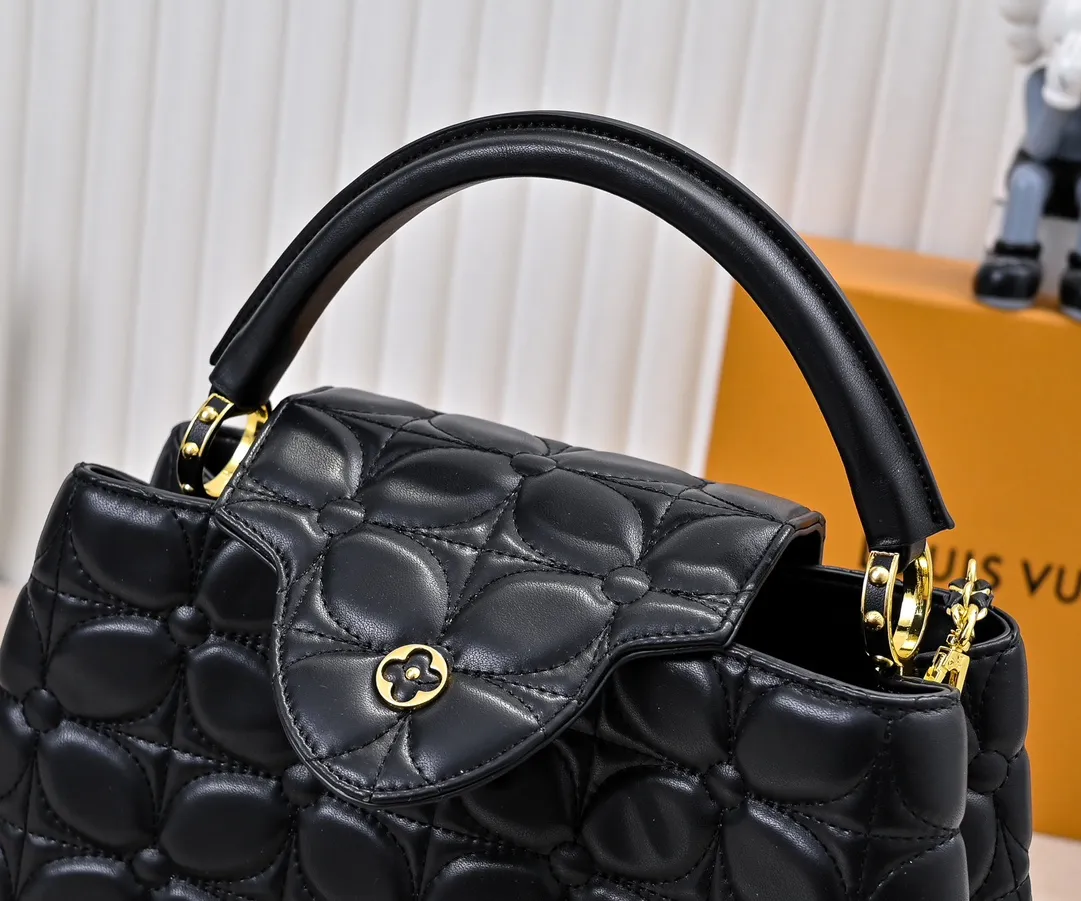 Upgraded version P440 M23999 Black This Monogram embroidered flower emerges from the elegant quilting, giving the Capucines BB handbag the style of Louis Vuitton store decoration. Soft sheepskin creates a stable structure and trim, and the detachable shoulder strap allows for comfortable shoulder or cross-body wear. Dimensions: 33 x 19 x 9 cm
