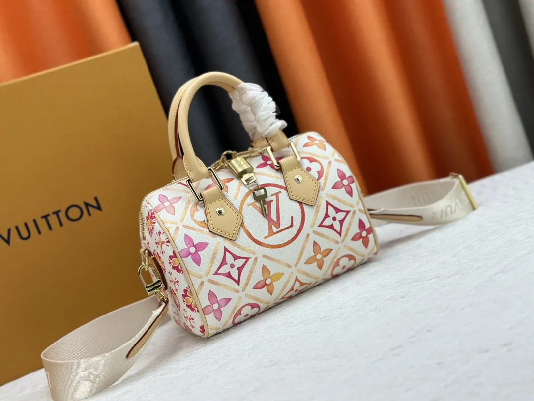 P240 M46234 M11209 Summer red print pillow bag speedy series new season SPEEDY BANDOULIÈRE 20 handbag M11461 This Speedy Bandouliere 20 Xph handbag comes from the LV By The Pool series Monogram Tiles canvas is dip-dyed in unique watercolor tones, and the LV Circle logo is cleverly placed in the center. The exquisite configuration can store mobile phones and short wallets. Dimensions: 20.5 x 13.5x 12 cm (length x height x width)