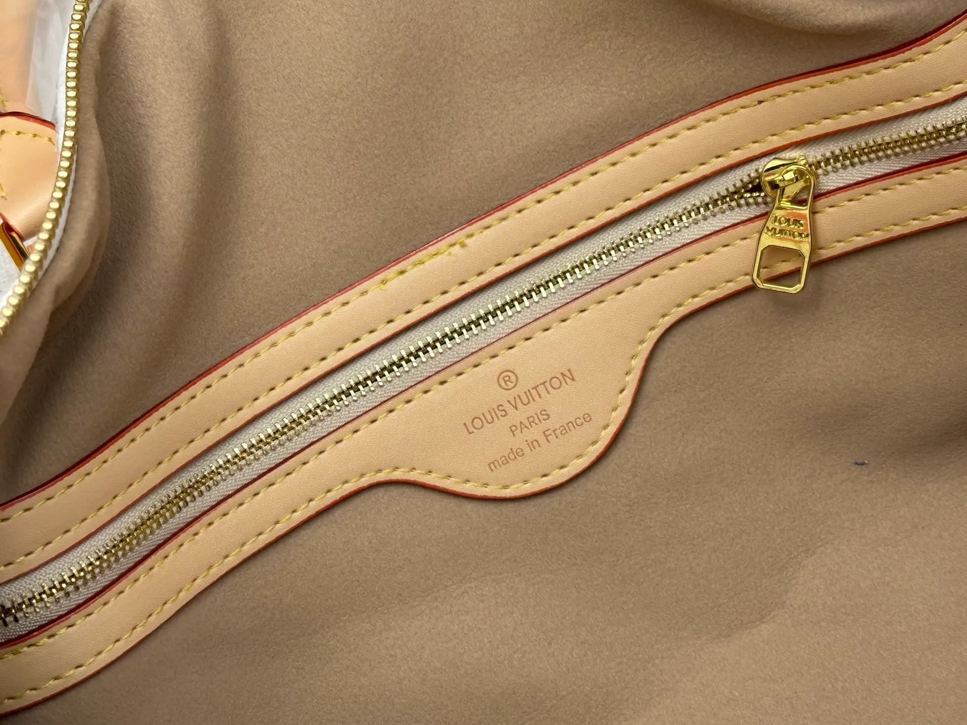 230 M13764 M41416 🍒Keepall Bandoulière 45 travel bag has a new look with the Louis Vuitton x Takashi Murakami replica series. Classic Monogram canvas features a patchwork pattern of sweet cherries and a bold lining that reflects the playful aesthetic of renowned Japanese artist Takashi Murakami. Side straps, top handles and adjustable shoulder straps reveal the natural color of the leather, while dazzling hardware completes the look.  27 x 20 x 45 cm (H x W x L) Carry-on dimensions Monogram coated canvas Cow leather trim Textile lining Metal hardware Double zipper closure Internal zip pocket Padlock Designer tag, hot stampable Shoulder strap: removable, adjustable Half-length strap: 36.0 cm Half-length strap adjustable to: 50.0 cm Handle: Double handle