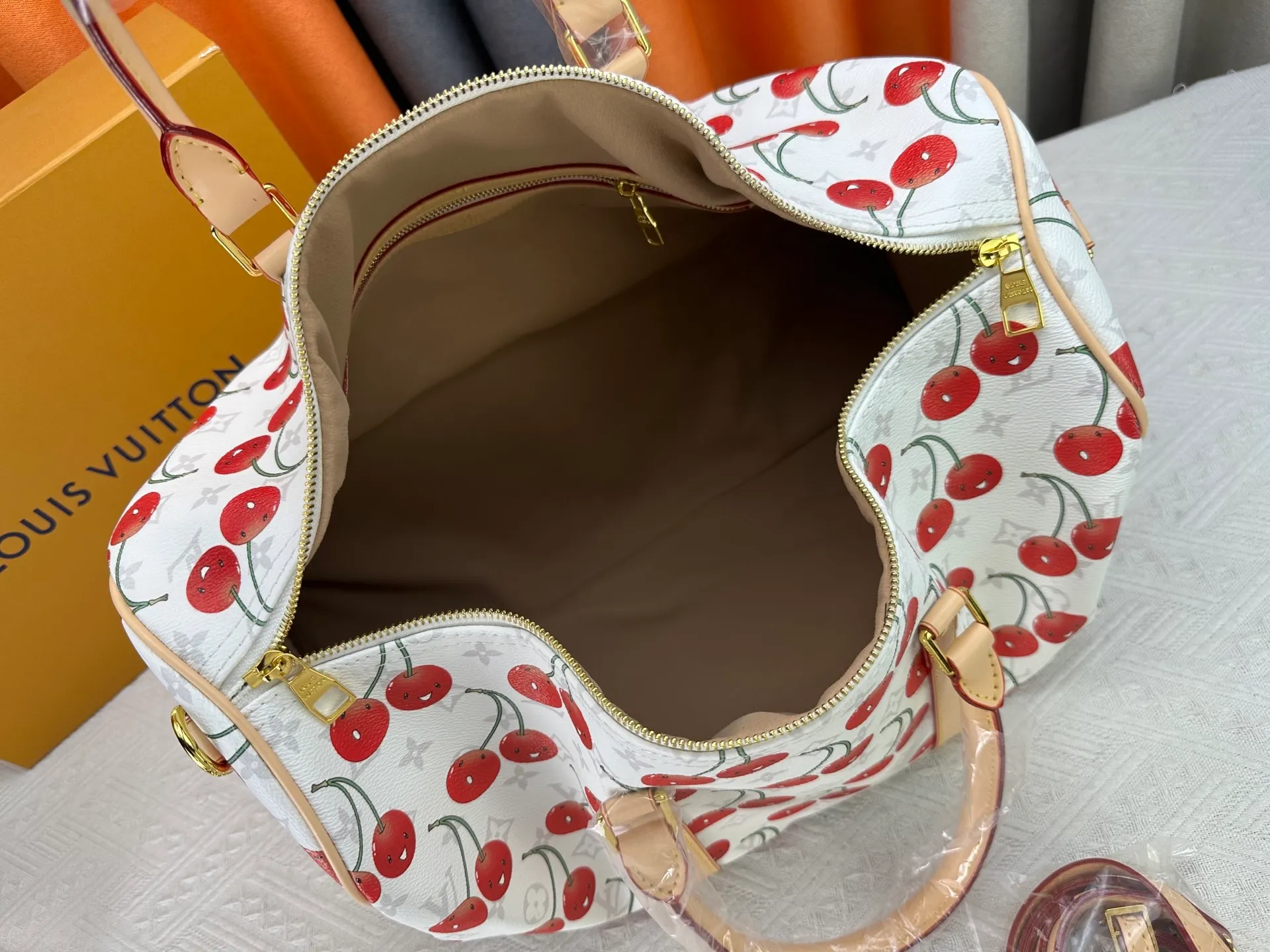 230 M13764 M41416 🍒Keepall Bandoulière 45 travel bag has a new look with the Louis Vuitton x Takashi Murakami replica series. Classic Monogram canvas features a patchwork pattern of sweet cherries and a bold lining that reflects the playful aesthetic of renowned Japanese artist Takashi Murakami. Side straps, top handles and adjustable shoulder straps reveal the natural color of the leather, while dazzling hardware completes the look.  27 x 20 x 45 cm (H x W x L) Carry-on dimensions Monogram coated canvas Cow leather trim Textile lining Metal hardware Double zipper closure Internal zip pocket Padlock Designer tag, hot stampable Shoulder strap: removable, adjustable Half-length strap: 36.0 cm Half-length strap adjustable to: 50.0 cm Handle: Double handle