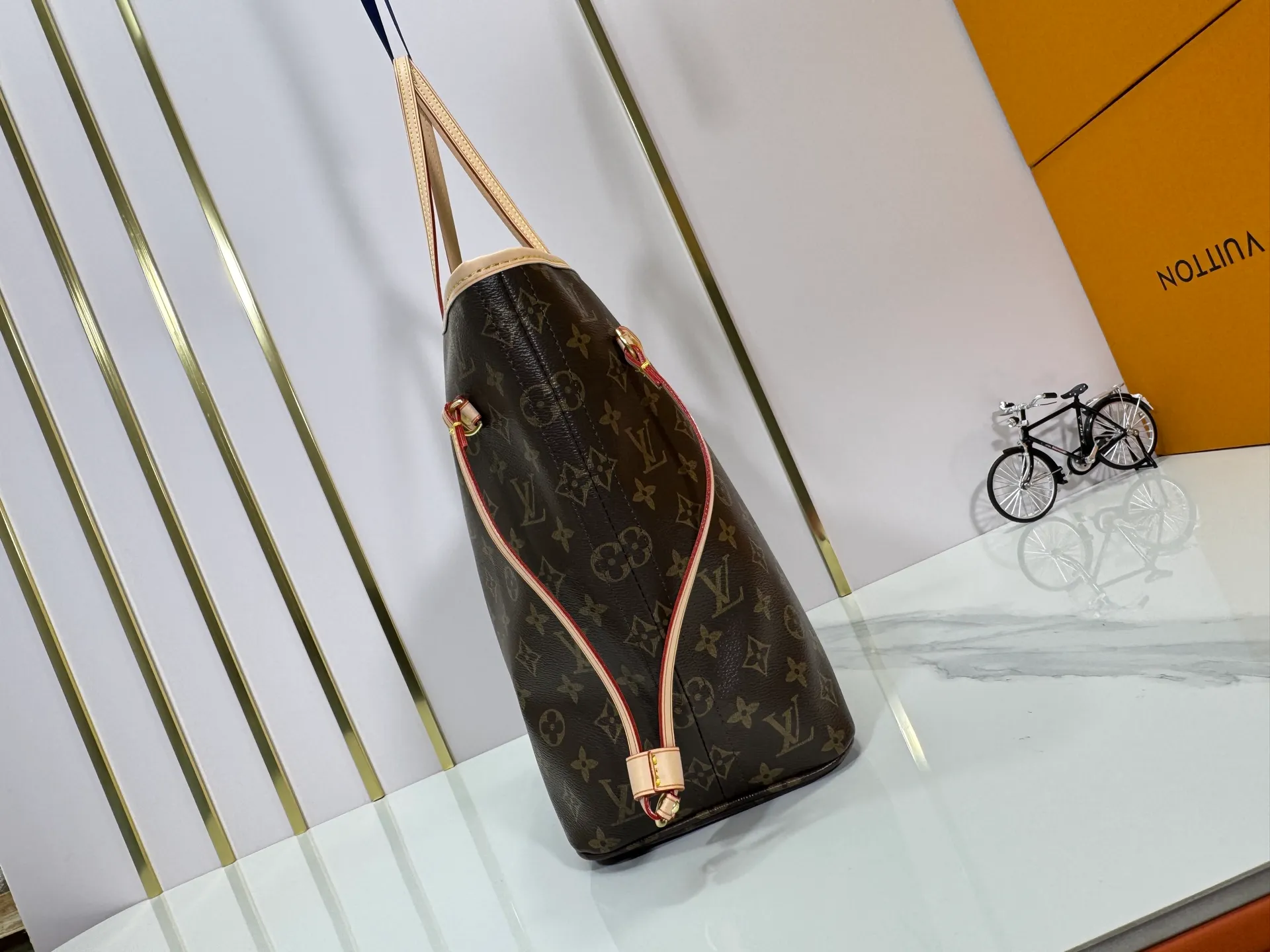 P260 Upgraded original M13758 M14210 M45686 M46649 M58907 M13675 M40995 This Neverfull medium handbag uses embossing and printing processes to depict the Monogram pattern on the cow leather. Tighten the side straps and the tote instantly transforms into an elegant urban handbag; the long handle makes it easy to carry over the shoulder or elbow. 31.0 x 28.0 x 14.0 cm (length x height x width)
