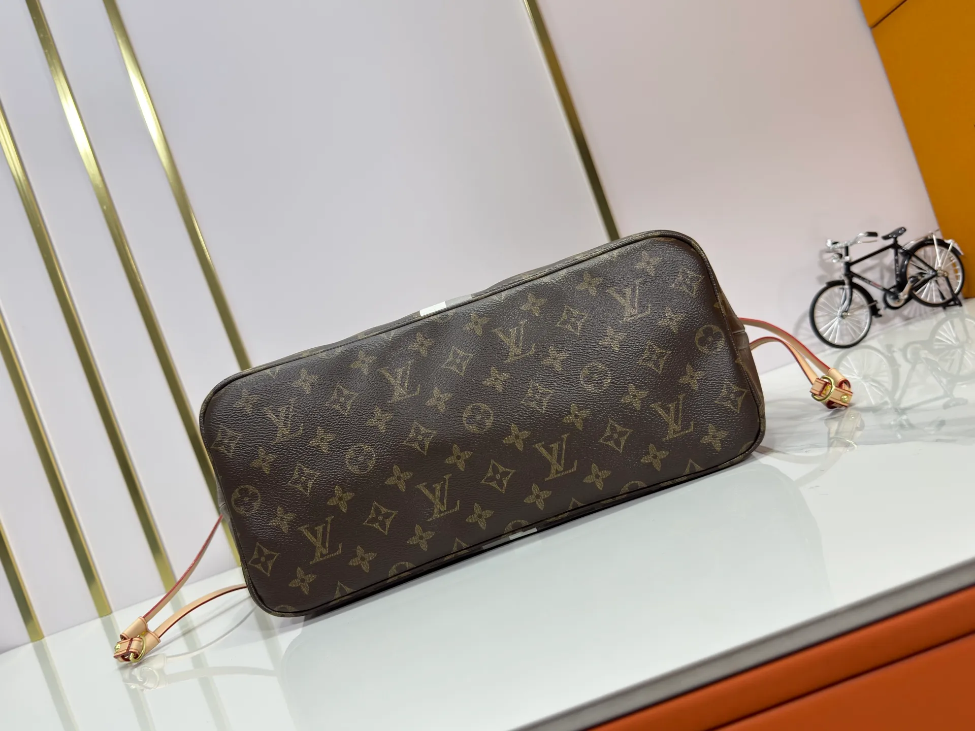 P260 Upgraded original M13758 M14210 M45686 M46649 M58907 M13675 M40995 This Neverfull medium handbag uses embossing and printing processes to depict the Monogram pattern on the cow leather. Tighten the side straps and the tote instantly transforms into an elegant urban handbag; the long handle makes it easy to carry over the shoulder or elbow. 31.0 x 28.0 x 14.0 cm (length x height x width)