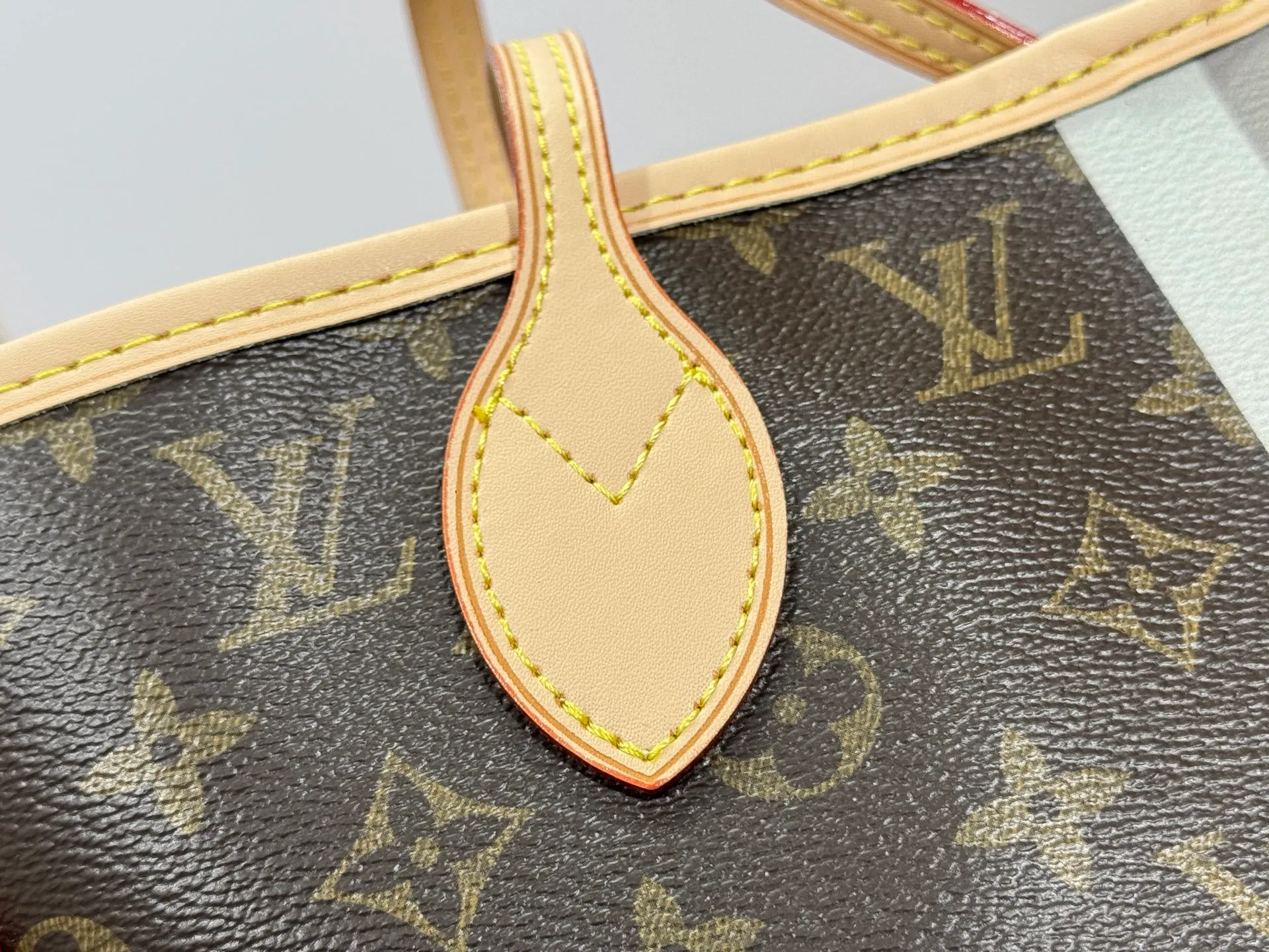 P260 Upgraded original M13758 M14210 M45686 M46649 M58907 M13675 M40995 This Neverfull medium handbag uses embossing and printing processes to depict the Monogram pattern on the cow leather. Tighten the side straps and the tote instantly transforms into an elegant urban handbag; the long handle makes it easy to carry over the shoulder or elbow. 31.0 x 28.0 x 14.0 cm (length x height x width)