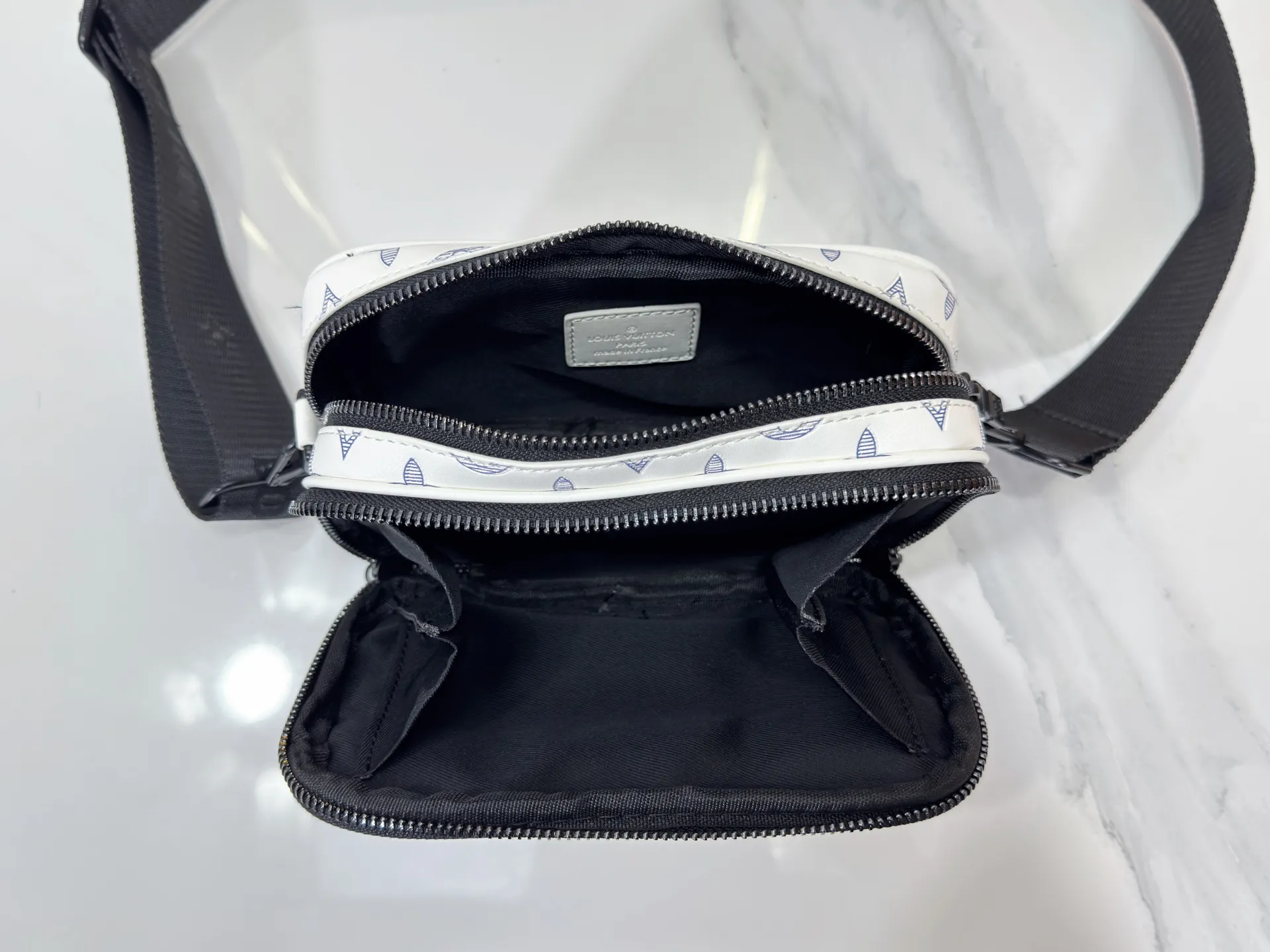 P210 Upgraded original M46955 M83383 M82542 M82544 M82801 Mini men's bag series The new Zly hx NANO ALA handbag of the season. The Neo Ala handbag condenses the design of the past Ala handbag with rounded strokes and uses soft Monogram Eclie canvas to build a casual silhouette. The ample space is equipped with a zipper compartment and front patch pocket to hold daily necessities such as mobile phones, cards and keys, and comes with a detachable and adjustable leather shoulder strap. 18.5 x 11 x 6.5 cm.