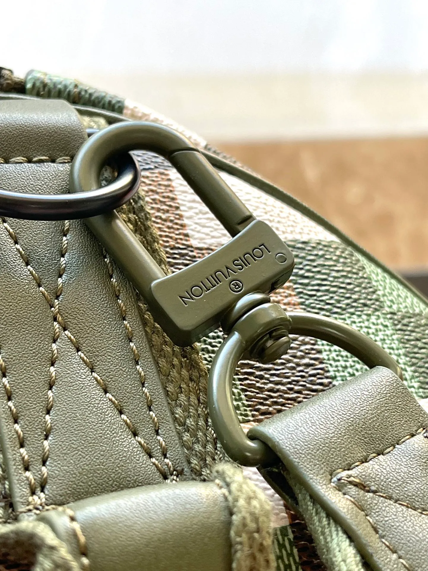 💰1740 Top Original Order M24454 This LVTrail Keepall 55 travel bag is made of Damoflage canvas, showing the pixelated camouflage-style Damier pattern penned by creative director Pharrell Wiliams. The new outer pocket is functional and features a top handle and a removable and adjustable shoulder strap. Dimensions: 55 × 29 × 23 am