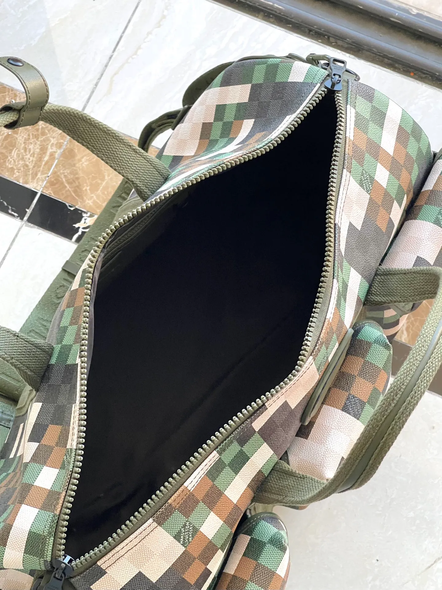 💰1740 Top Original Order M24454 This LVTrail Keepall 55 travel bag is made of Damoflage canvas, showing the pixelated camouflage-style Damier pattern penned by creative director Pharrell Wiliams. The new outer pocket is functional and features a top handle and a removable and adjustable shoulder strap. Dimensions: 55 × 29 × 23 am