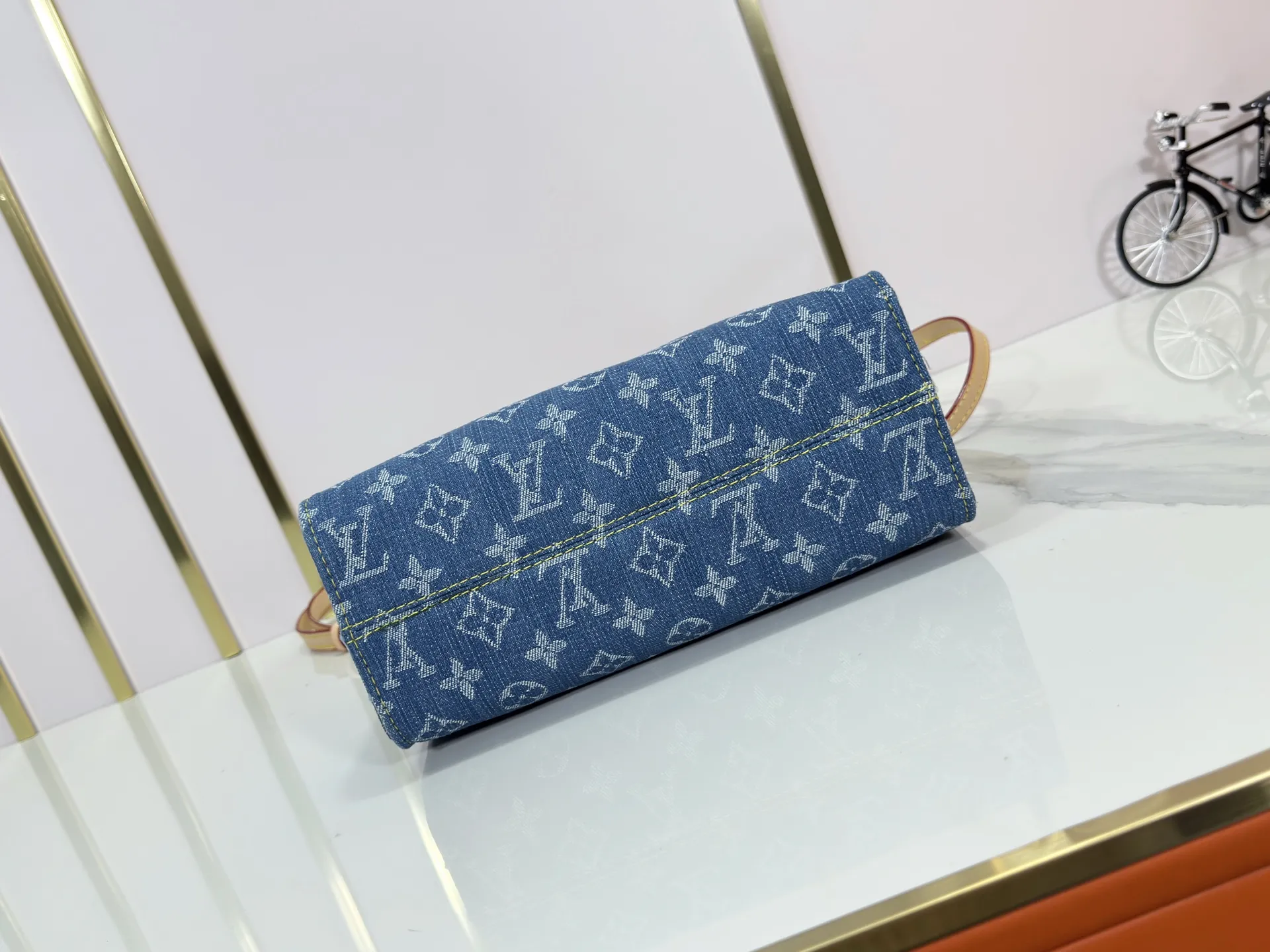 P260 Upgraded original M14633 M46373 Blue denim denim square bag This small OnTheGo handbag is made of cotton denim woven with Monogram pattern. It is bleached and sand washed to present a retro style. Detachable and Adjustable Shoulder Strap for a Subtle Fit The detachable shoulder strap makes it easy to carry small items like an iPad Mini with you. Detailed features 25x 19 x 11.5 cm.