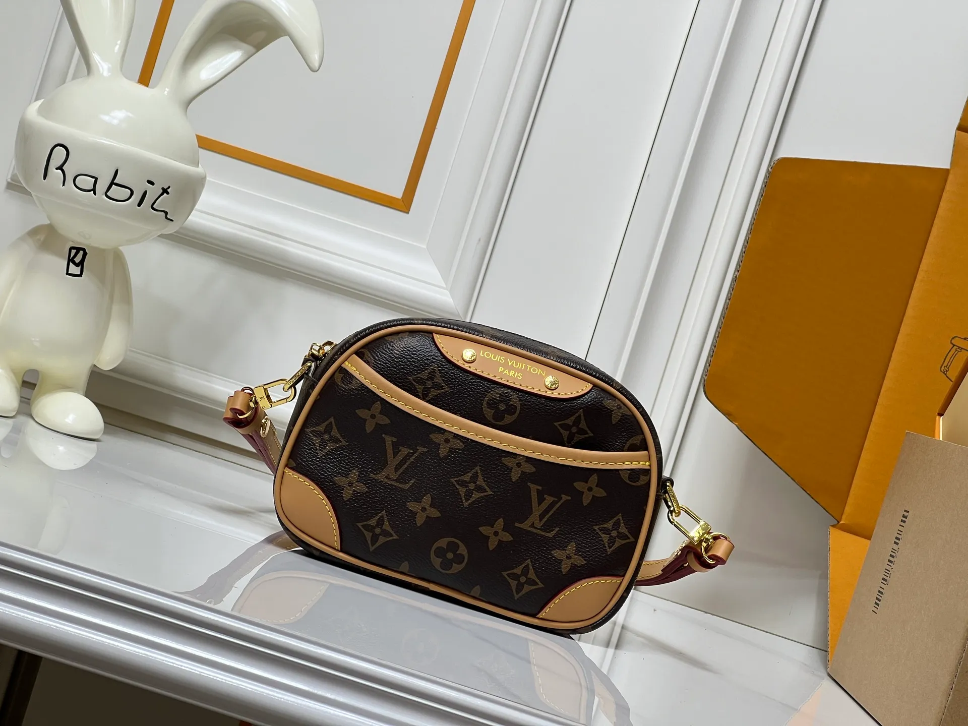 Batch 220💰Upgraded original M25518 M26509 This TINY CAMERA BAG handbag comes from the Monogram Empreinte Ys series. It is made of elegant cow leather decorated with dazzling metal parts, making it an everyday choice suitable for day and night. The front patch pocket makes it easy to access credit cards or transportation cards, and the adjustable shoulder strap allows for a variety of carrying methods. Dimensions: 13 x 6 x 19 cm. (height x width x length)