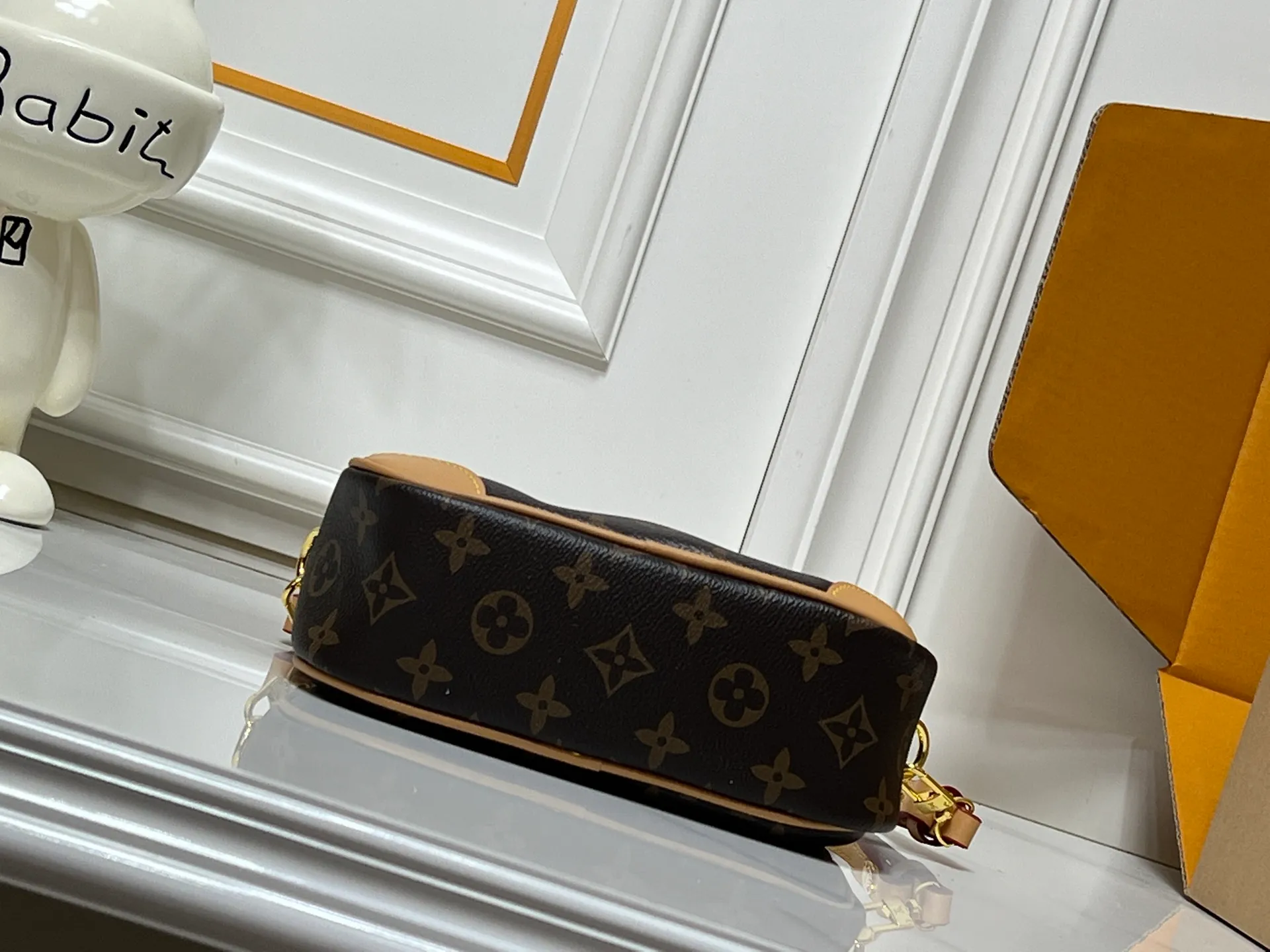 Batch 220💰Upgraded original M25518 M26509 This TINY CAMERA BAG handbag comes from the Monogram Empreinte Ys series. It is made of elegant cow leather decorated with dazzling metal parts, making it an everyday choice suitable for day and night. The front patch pocket makes it easy to access credit cards or transportation cards, and the adjustable shoulder strap allows for a variety of carrying methods. Dimensions: 13 x 6 x 19 cm. (height x width x length)