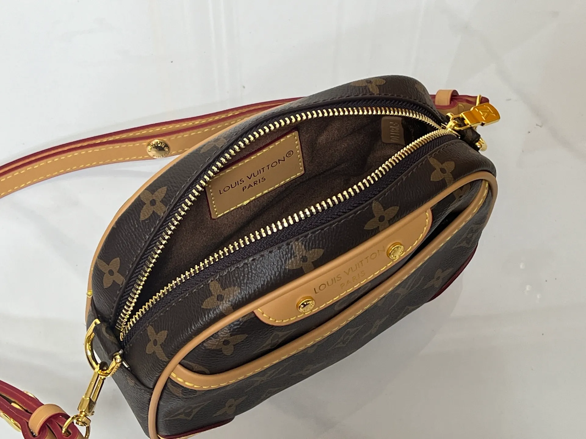 Batch 220💰Upgraded original M25518 M26509 This TINY CAMERA BAG handbag comes from the Monogram Empreinte Ys series. It is made of elegant cow leather decorated with dazzling metal parts, making it an everyday choice suitable for day and night. The front patch pocket makes it easy to access credit cards or transportation cards, and the adjustable shoulder strap allows for a variety of carrying methods. Dimensions: 13 x 6 x 19 cm. (height x width x length)