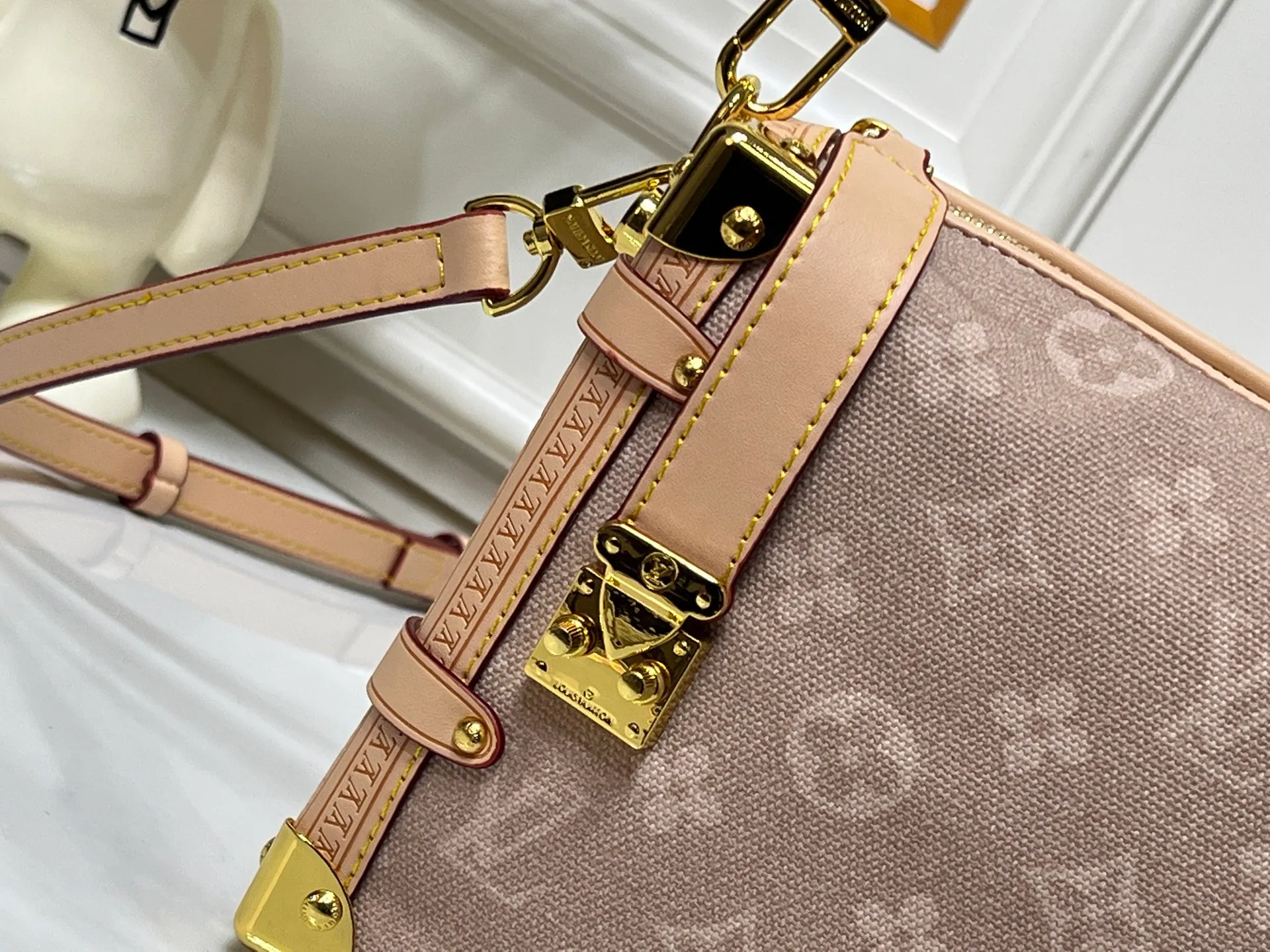 Batch 340💰92636 A sneak peek of the actual LV September cat series!! The cat series was very popular N years ago. This year LV collaborated with Grace again, and a small part of the actual items were revealed ~ LV collaborated with stylist Grace Coddington on the "Cat that Can't Wake Up" cat lovers don't miss it. Style No. 15154 #S-lock The lock and detachable chain sparkle with golden Yingze. The appropriate size makes it easy to store daily items such as lipstick. Dimensions: 23.5×16x 8.5cm (lengthxheightxwidth)